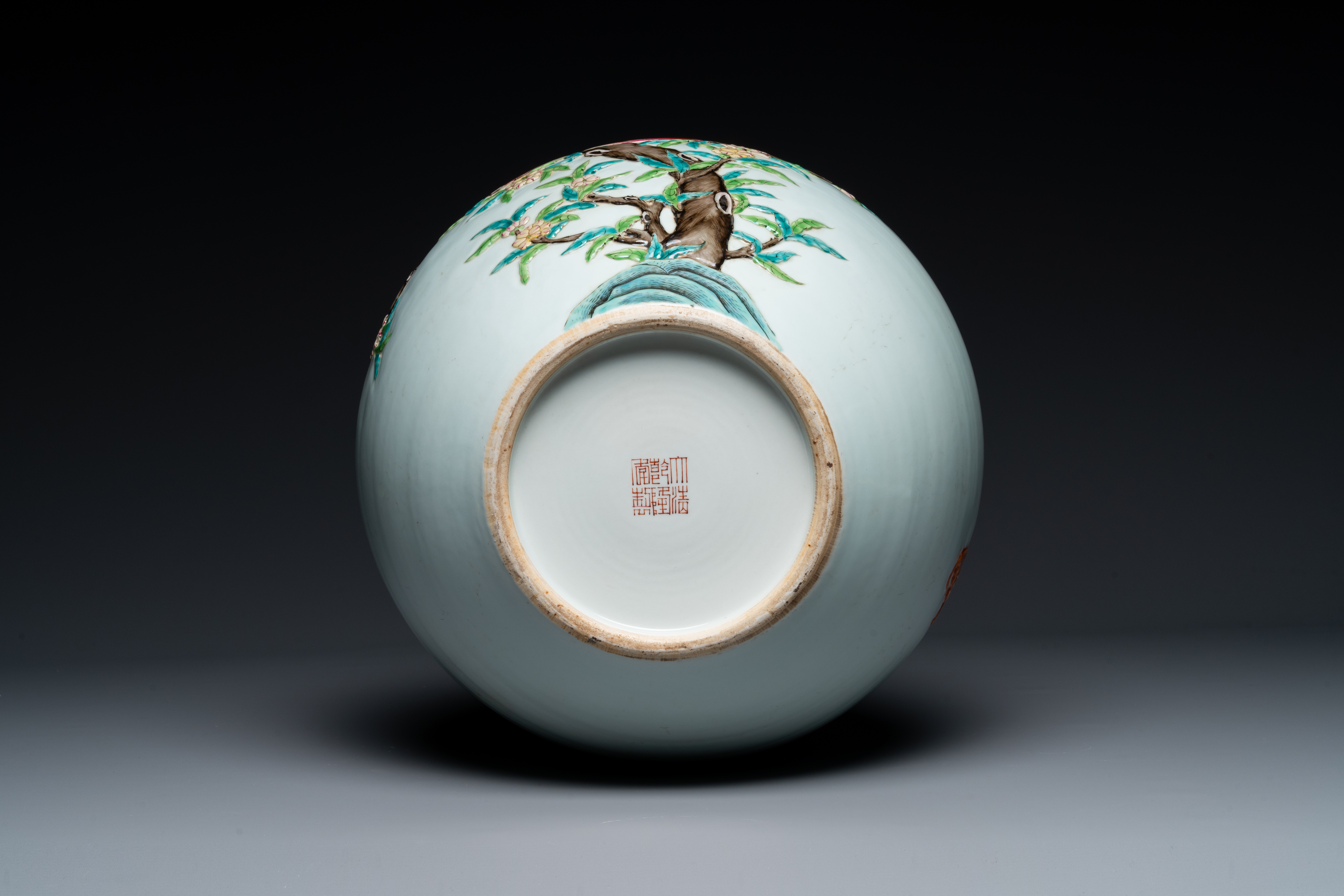 A Chinese famille rose relief-molded 'tianqiuping' vase with nine peaches, Qianlong mark, 19/20th C. - Image 6 of 6