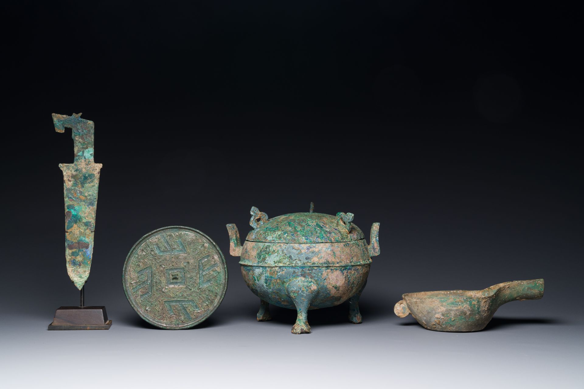 A group of four Chinese archaic bronze wares, late Shang, Warring States and Han - Bild 5 aus 12