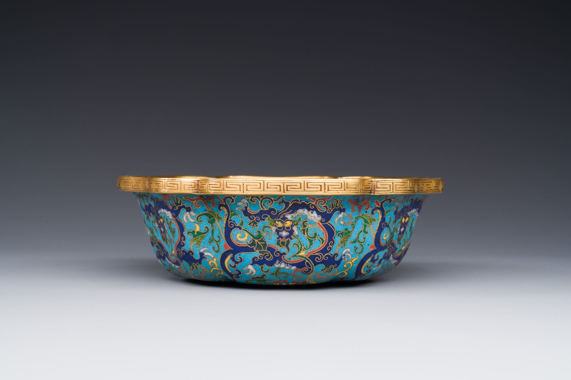 A Chinese flower-shaped cloisonne 'dragon' bowl, Qianlong - Bild 5 aus 8
