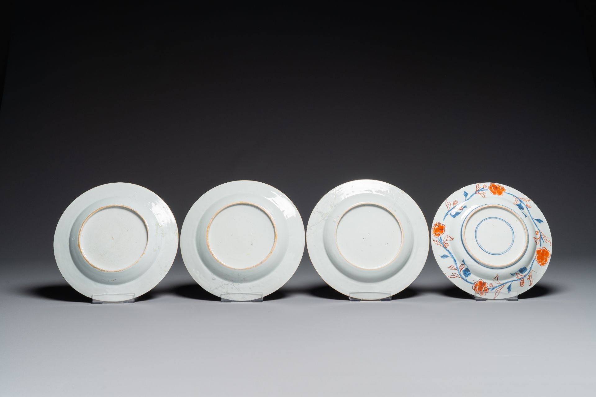 A pair of Chinese famille rose bowls and four plates, Yongzheng/Qianlong - Bild 3 aus 6