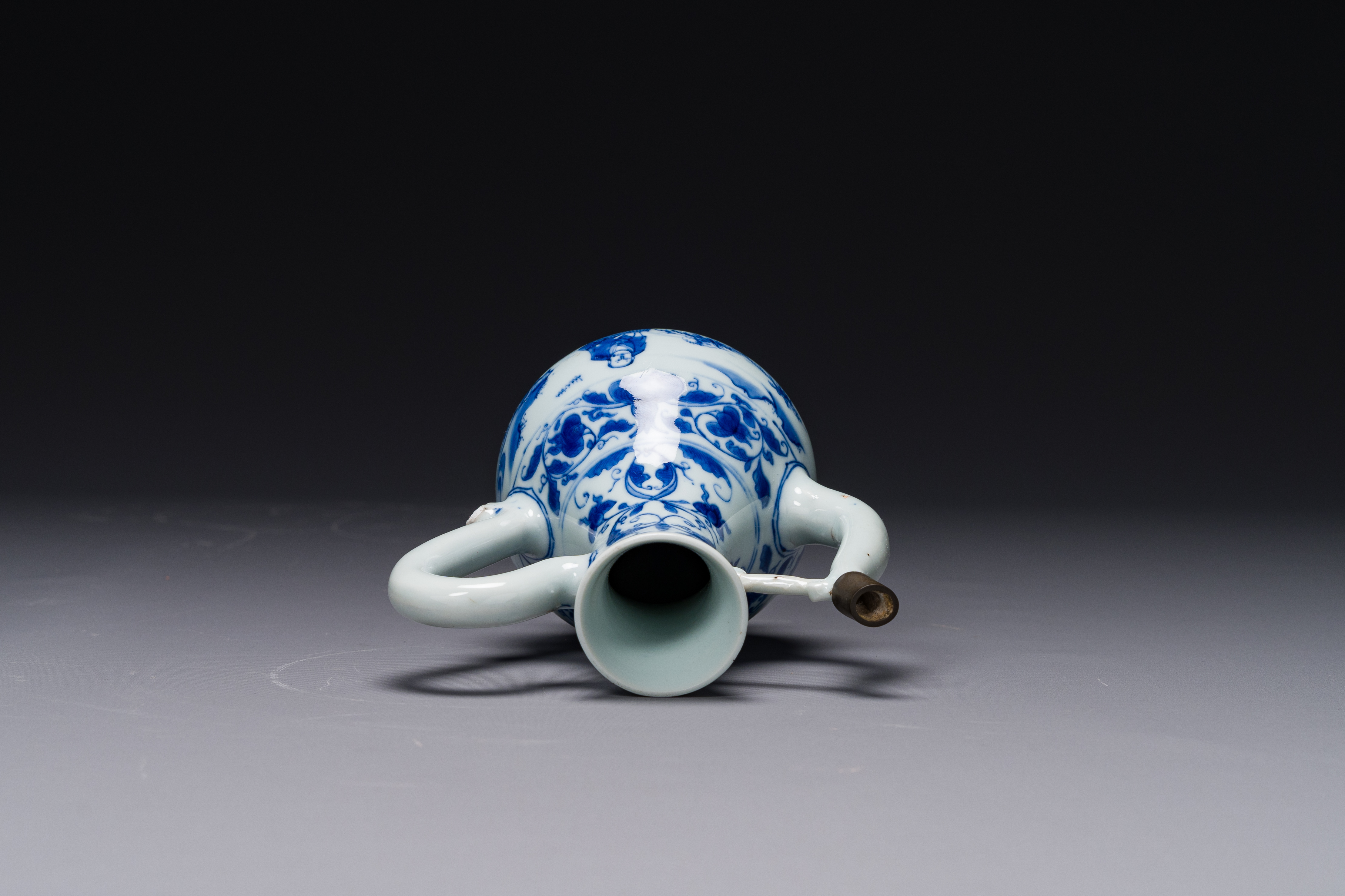 A Chinese blue and white 'fisherman and woodcutter' ewer and cover, Transitional period - Image 5 of 6