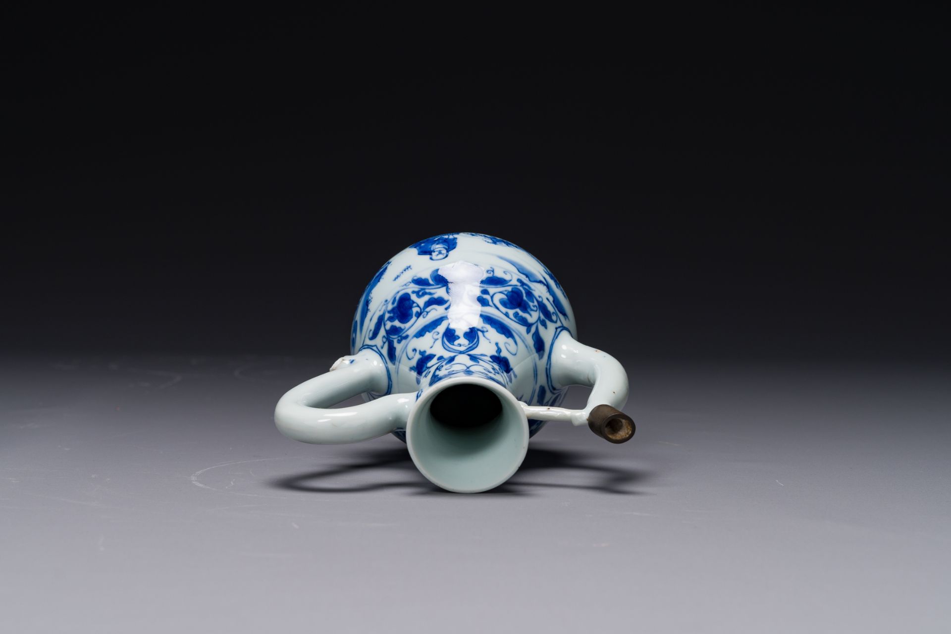 A Chinese blue and white 'fisherman and woodcutter' ewer and cover, Transitional period - Bild 5 aus 6