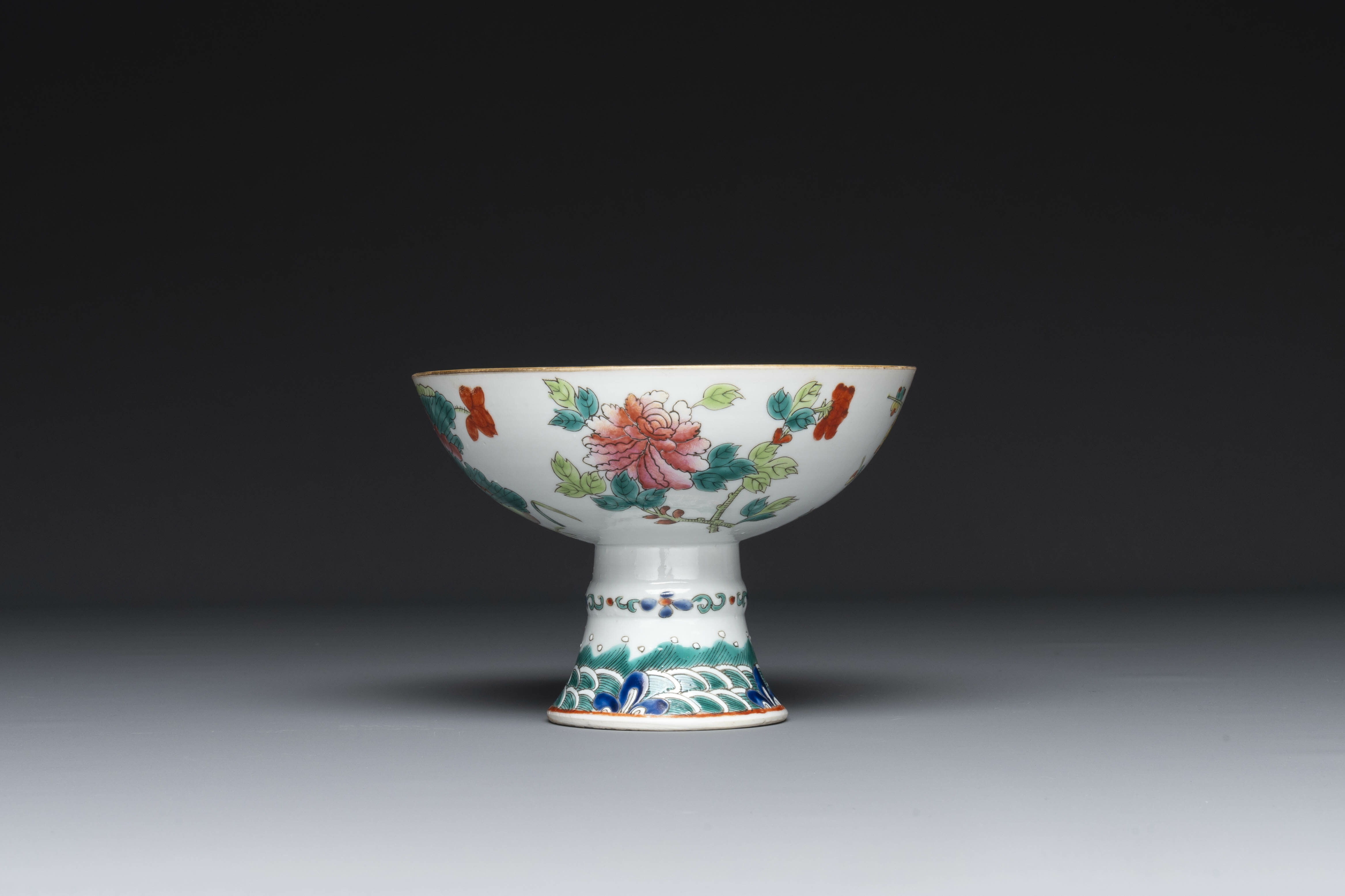 A varied collection of eight pieces of Chinese famille rose porcelain, 18/19th C. - Image 7 of 21