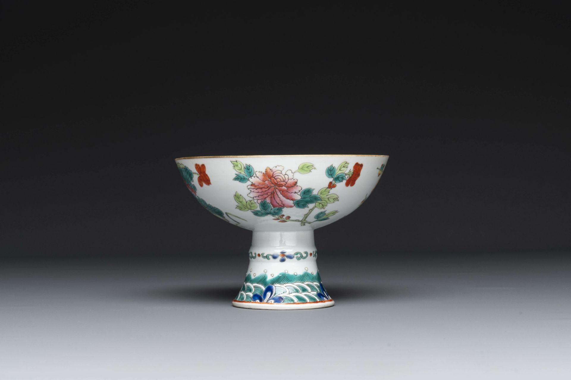 A varied collection of eight pieces of Chinese famille rose porcelain, 18/19th C. - Bild 7 aus 21