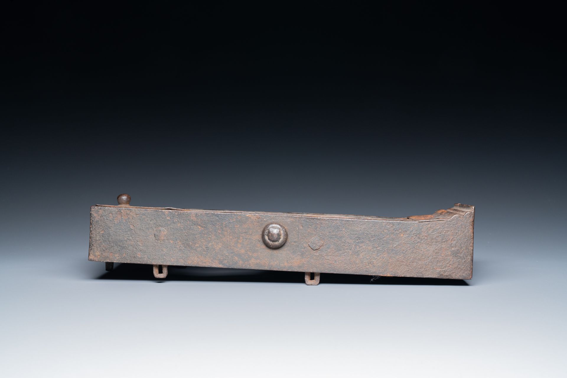 A French engraved wrought iron noble lock plate, 17th C. - Bild 11 aus 18