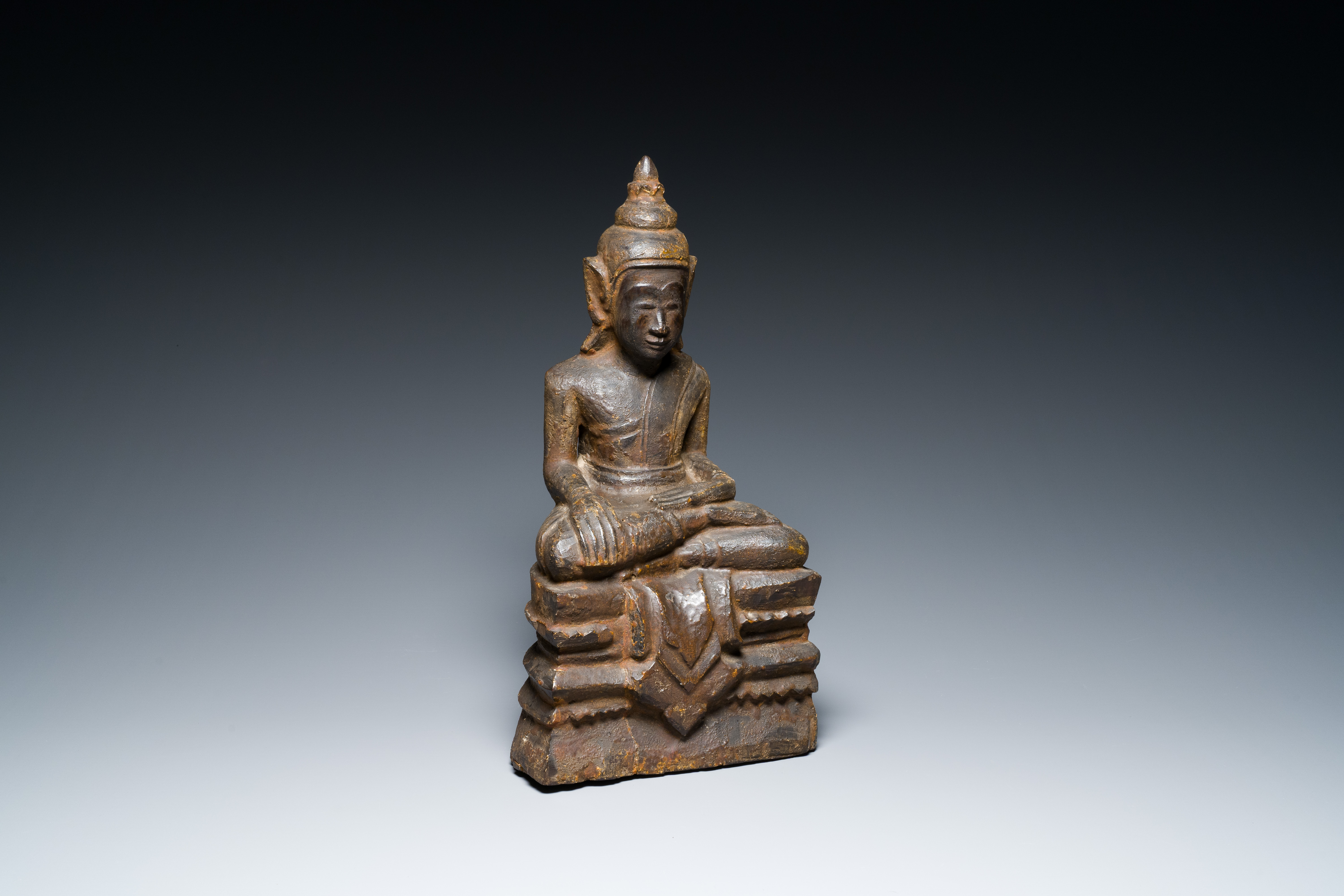 A Burmese partly gilt and lacquered teak wooden Buddha, Hanthawaddy Kingdom, 16th C. - Image 2 of 21