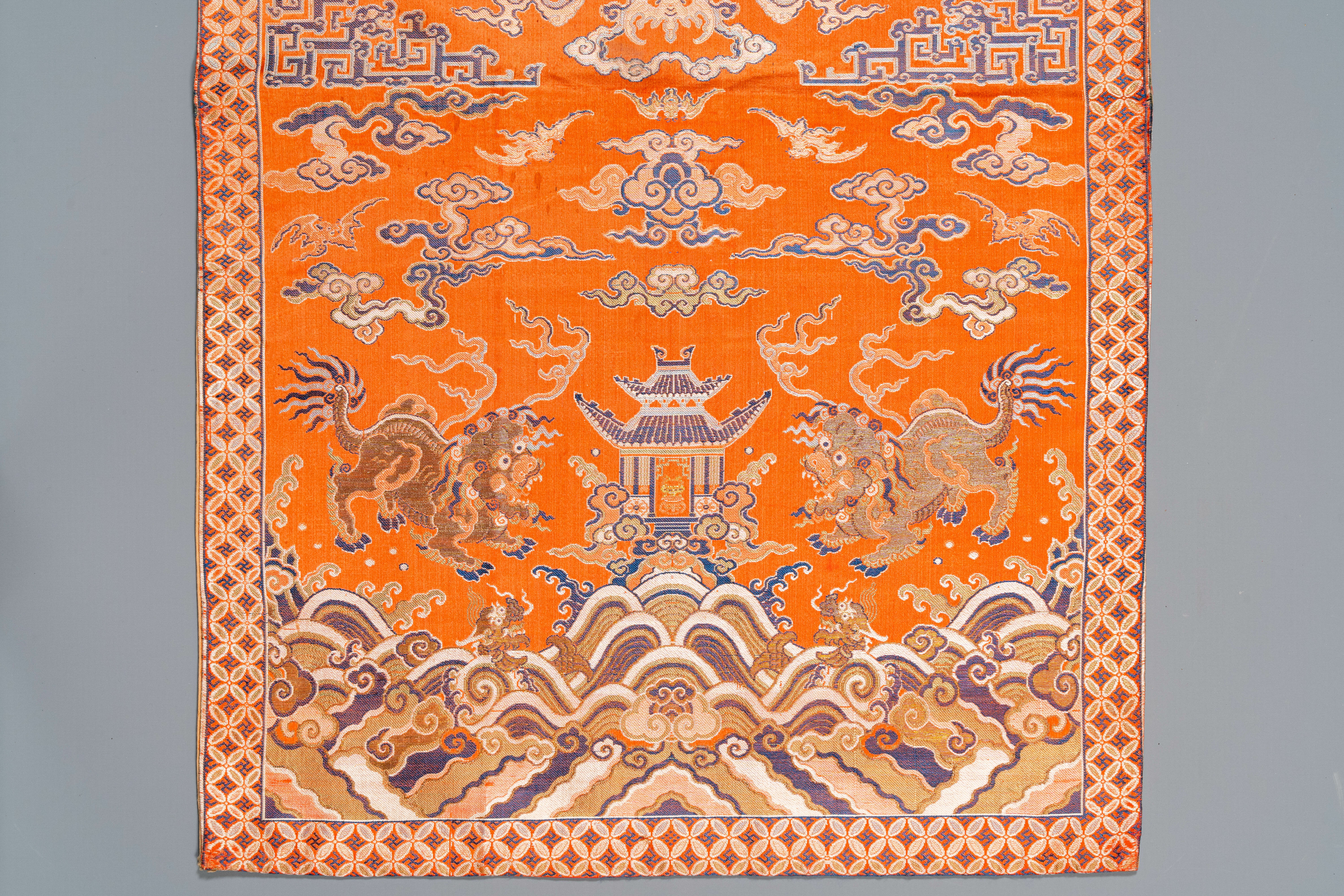 A Chinese embroidered silk 'kesi' cloth with Buddhist lions and phoenixes, 19th C. - Image 6 of 6
