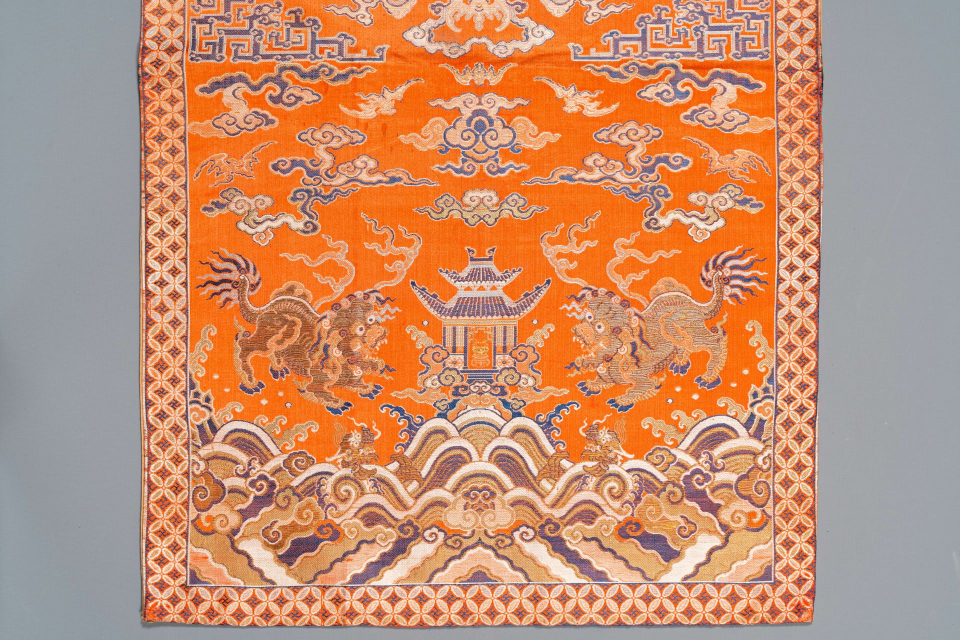 A Chinese embroidered silk 'kesi' cloth with Buddhist lions and phoenixes, 19th C. - Image 6 of 6