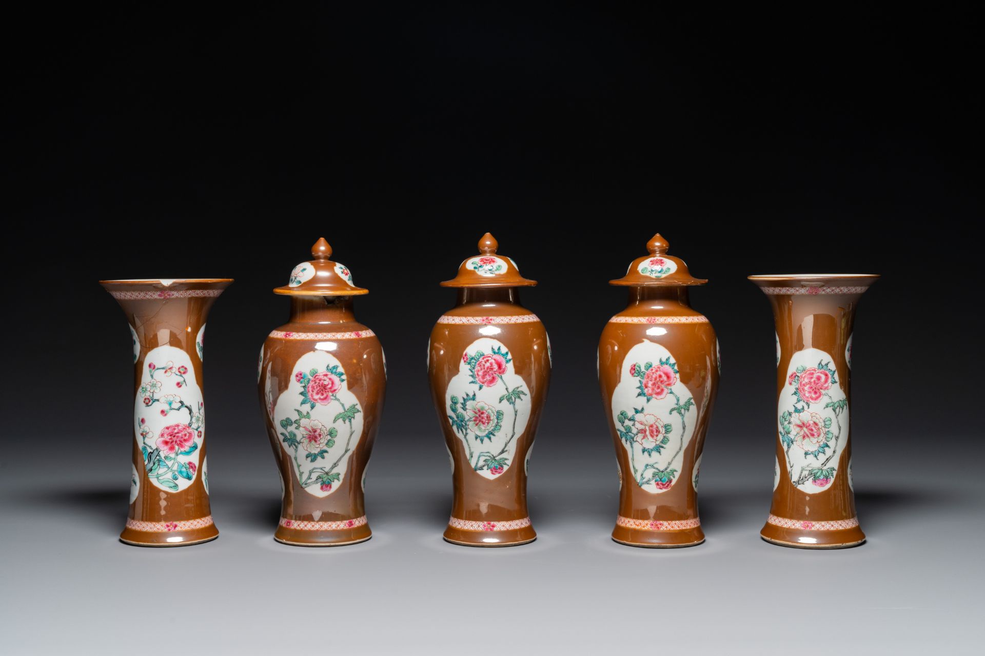 A Chinese capucin-brown-ground famille rose garniture of five vases with floral design, Yongzheng/Qi - Bild 2 aus 5