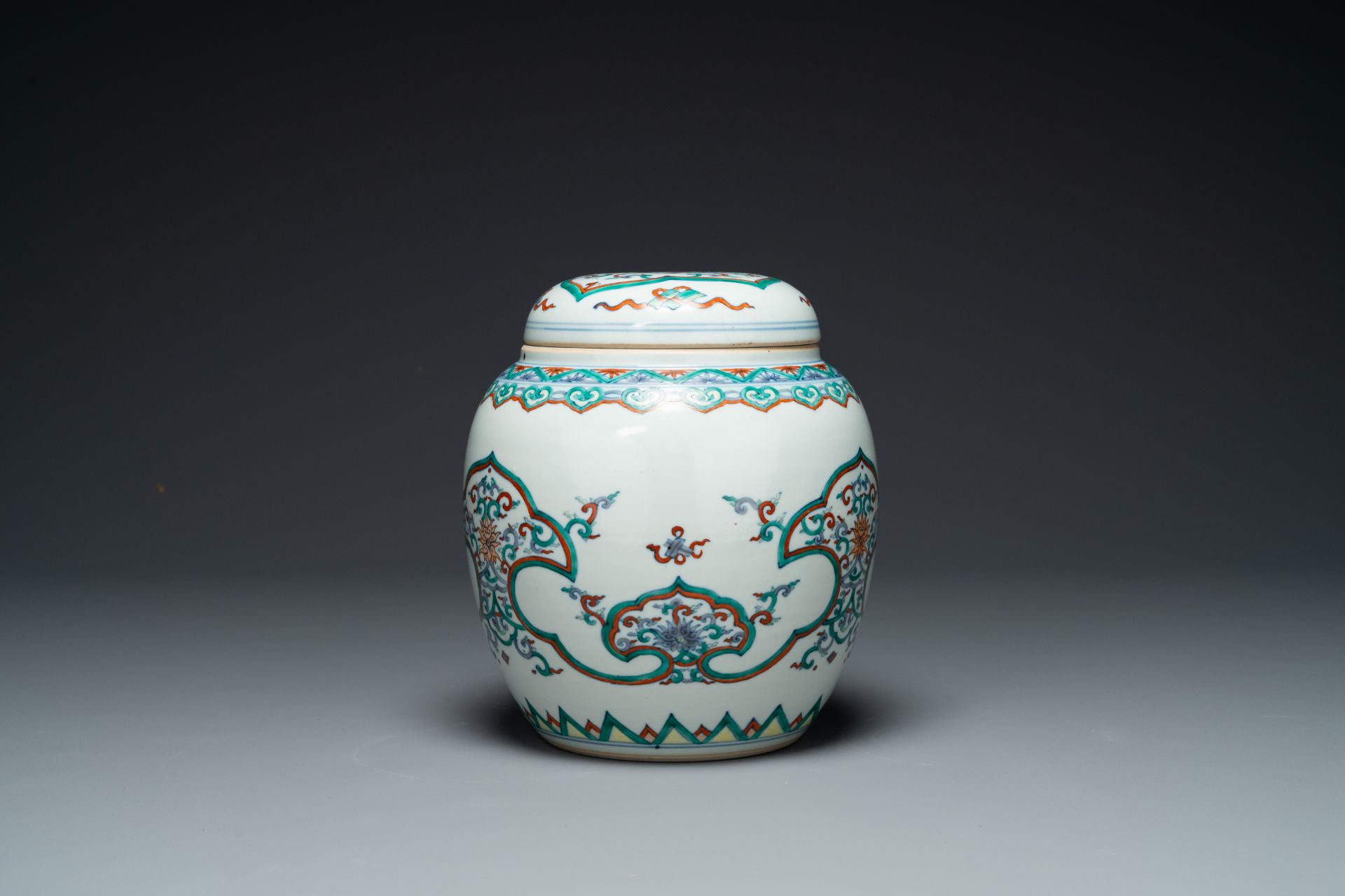 A Chinese doucai 'lotus scroll' jar and cover, Kangxi/Yongzheng - Bild 2 aus 4