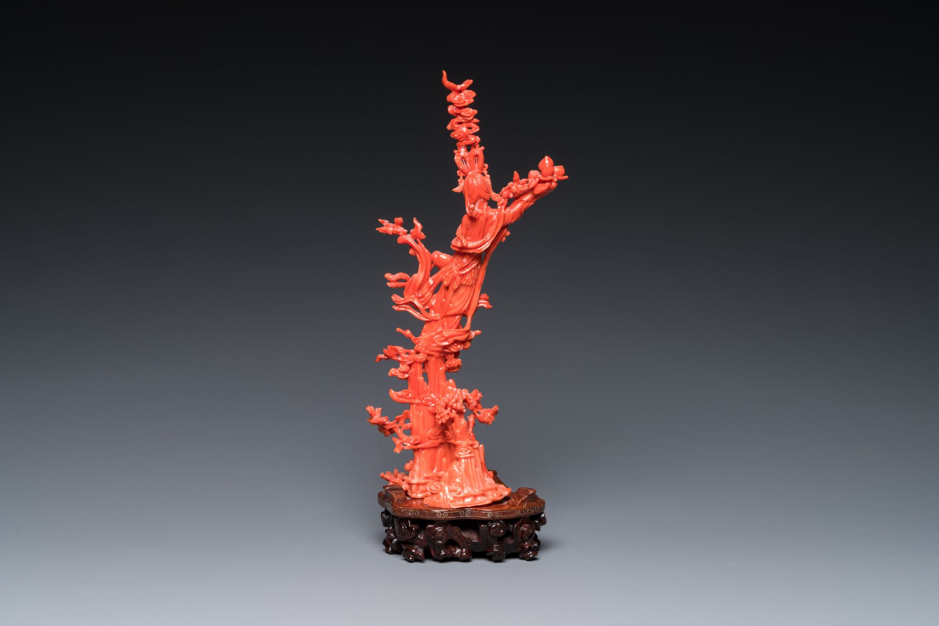 A Chinese red coral sculpture of Xiwangmu standing on a rock, 19/20th C. - Bild 4 aus 7