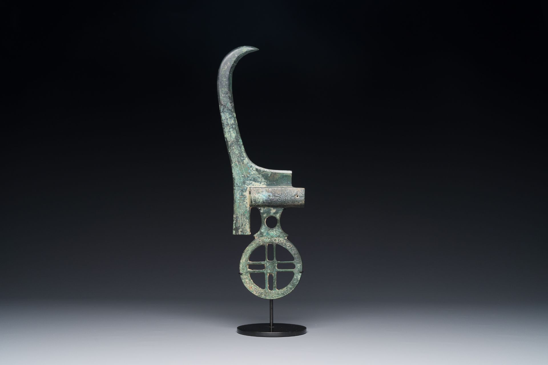 A Chinese ceremonial bronze dagger axe, 'ge', Warring States period - Bild 2 aus 6