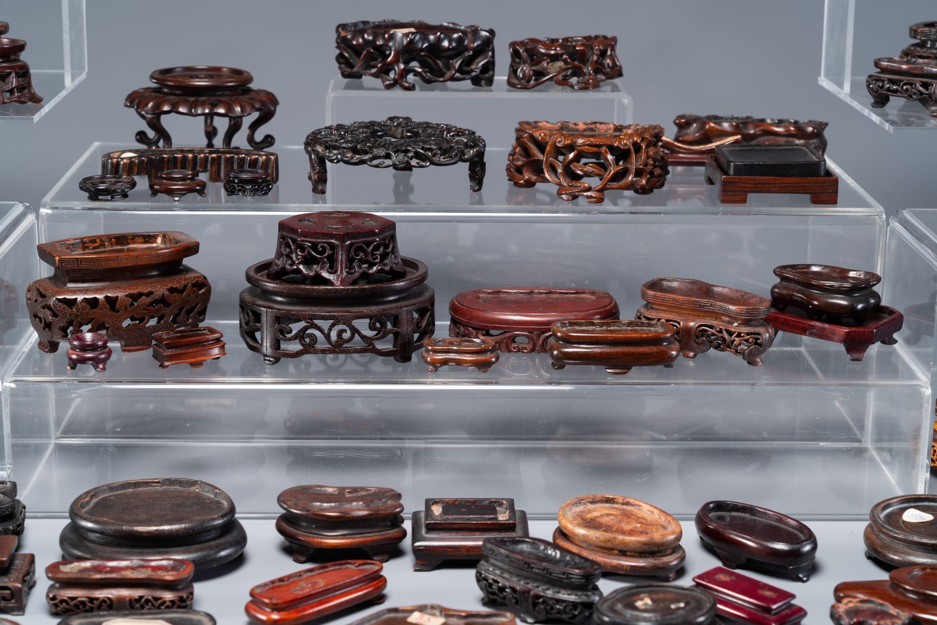 An extensive collection of 137 varied Chinese small wooden stands, 19/20th C. - Bild 10 aus 12