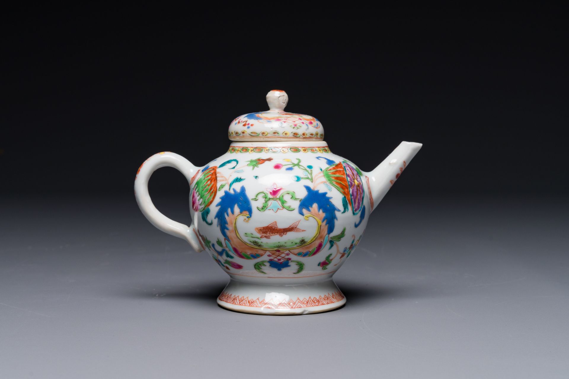 A Chinese famille rose 'Pompadour' teapot and cover, Qianlong - Bild 3 aus 6