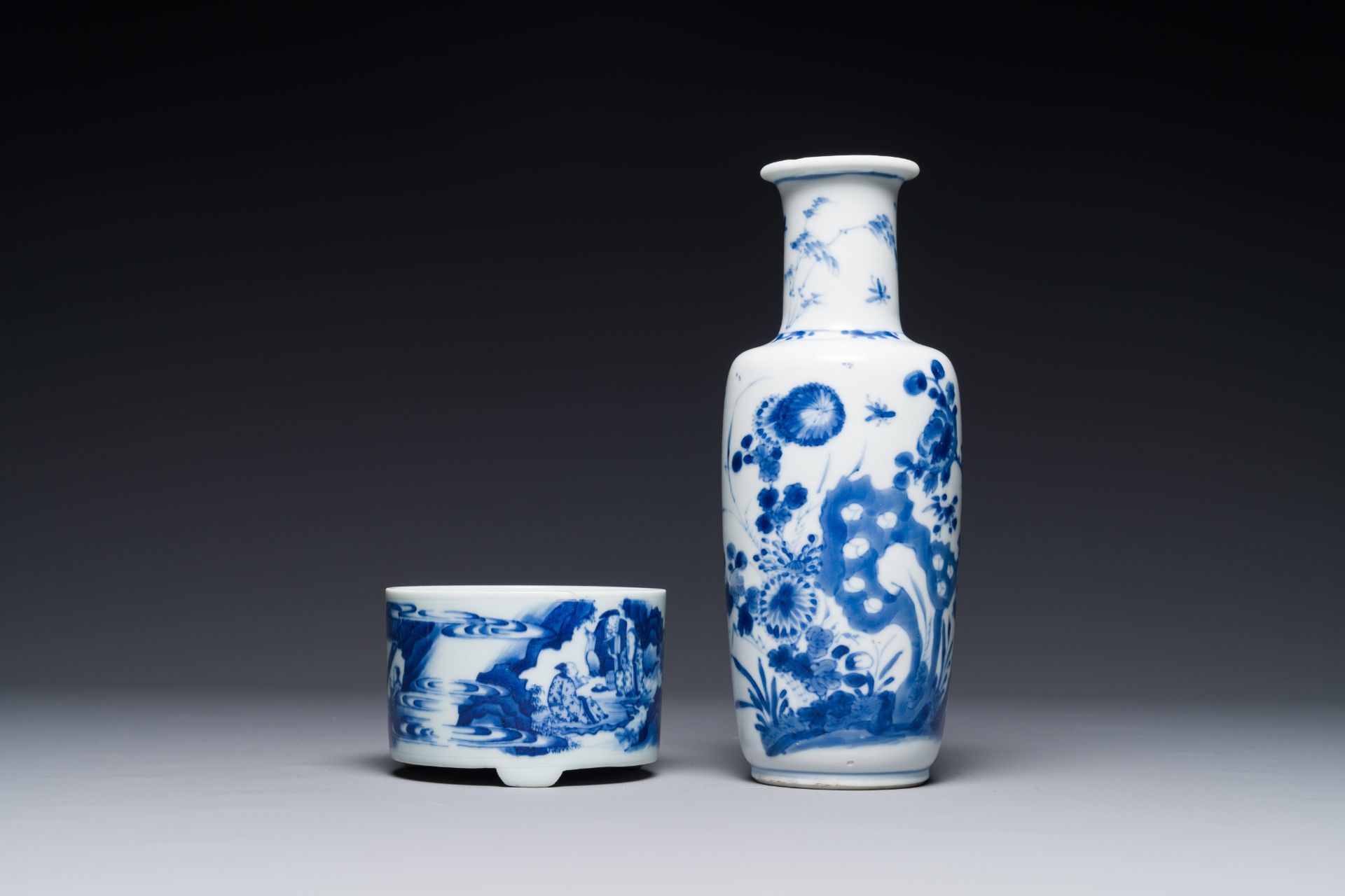 A Chinese blue and white rouleau vase and a tripod censer, Kangxi - Bild 2 aus 4