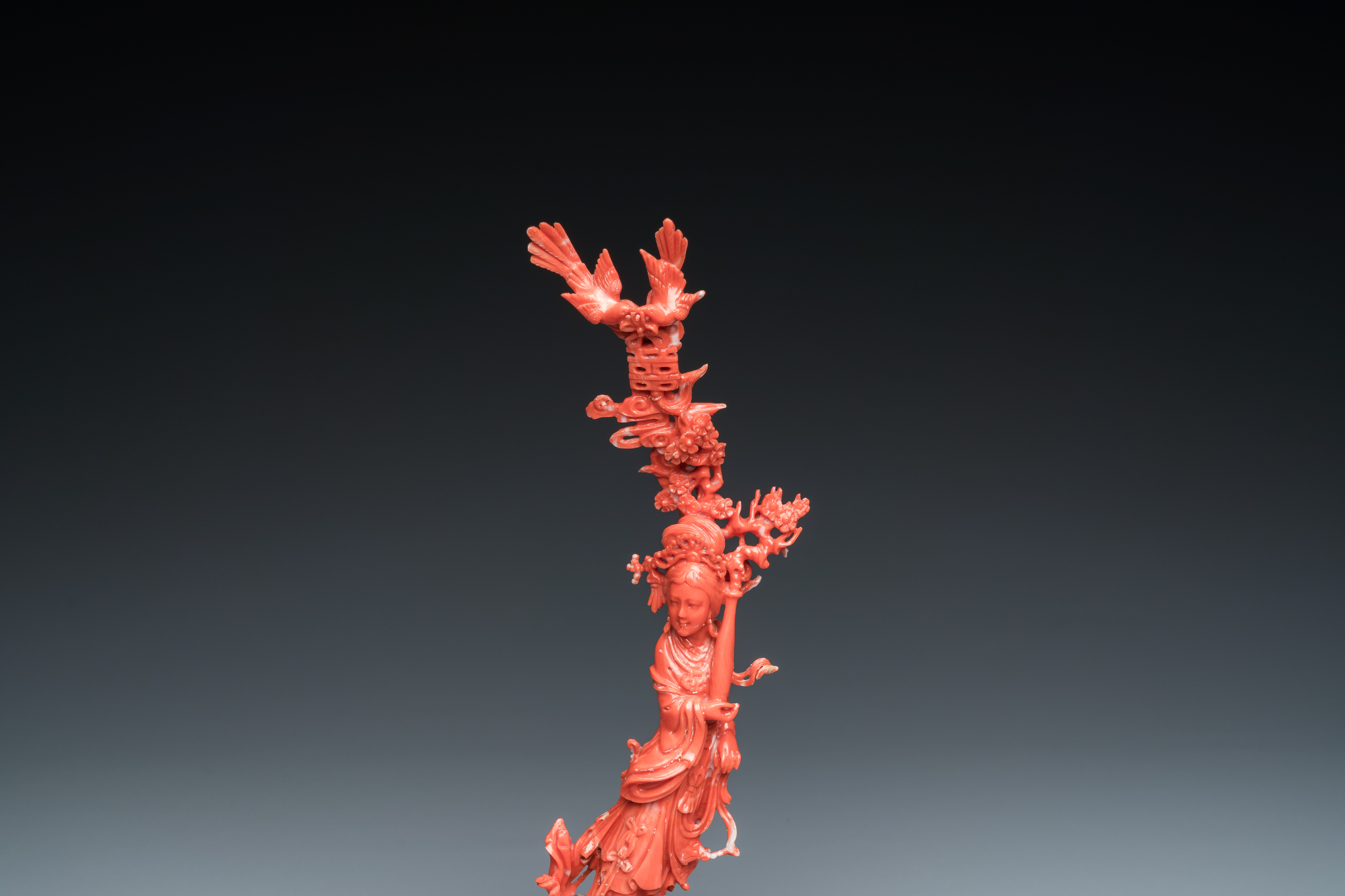 A Chinese red coral figure of a standing lady holding a vase, 19/20th C. - Image 7 of 14