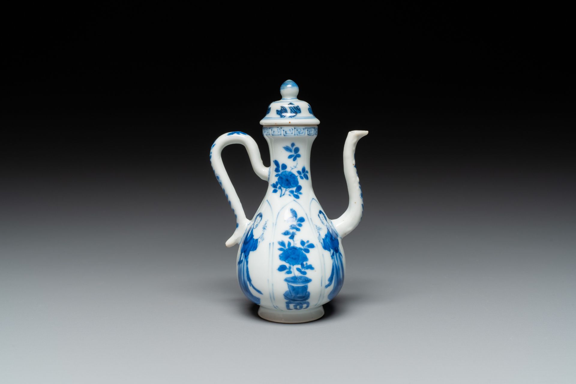 A Chinese blue and white 'Long Eliza' ewer and cover, jade mark, Kangxi - Image 5 of 8