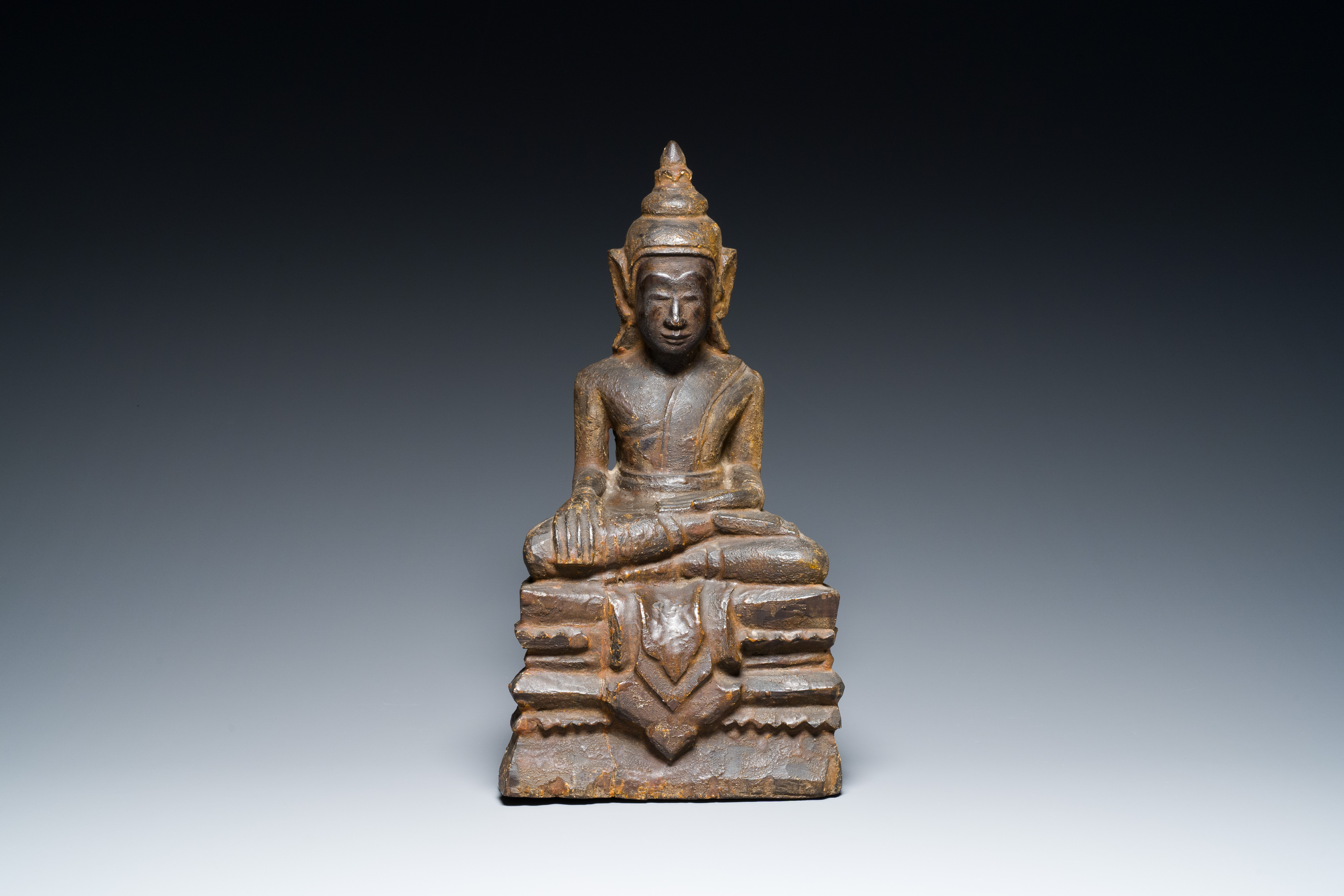 A Burmese partly gilt and lacquered teak wooden Buddha, Hanthawaddy Kingdom, 16th C. - Image 4 of 21