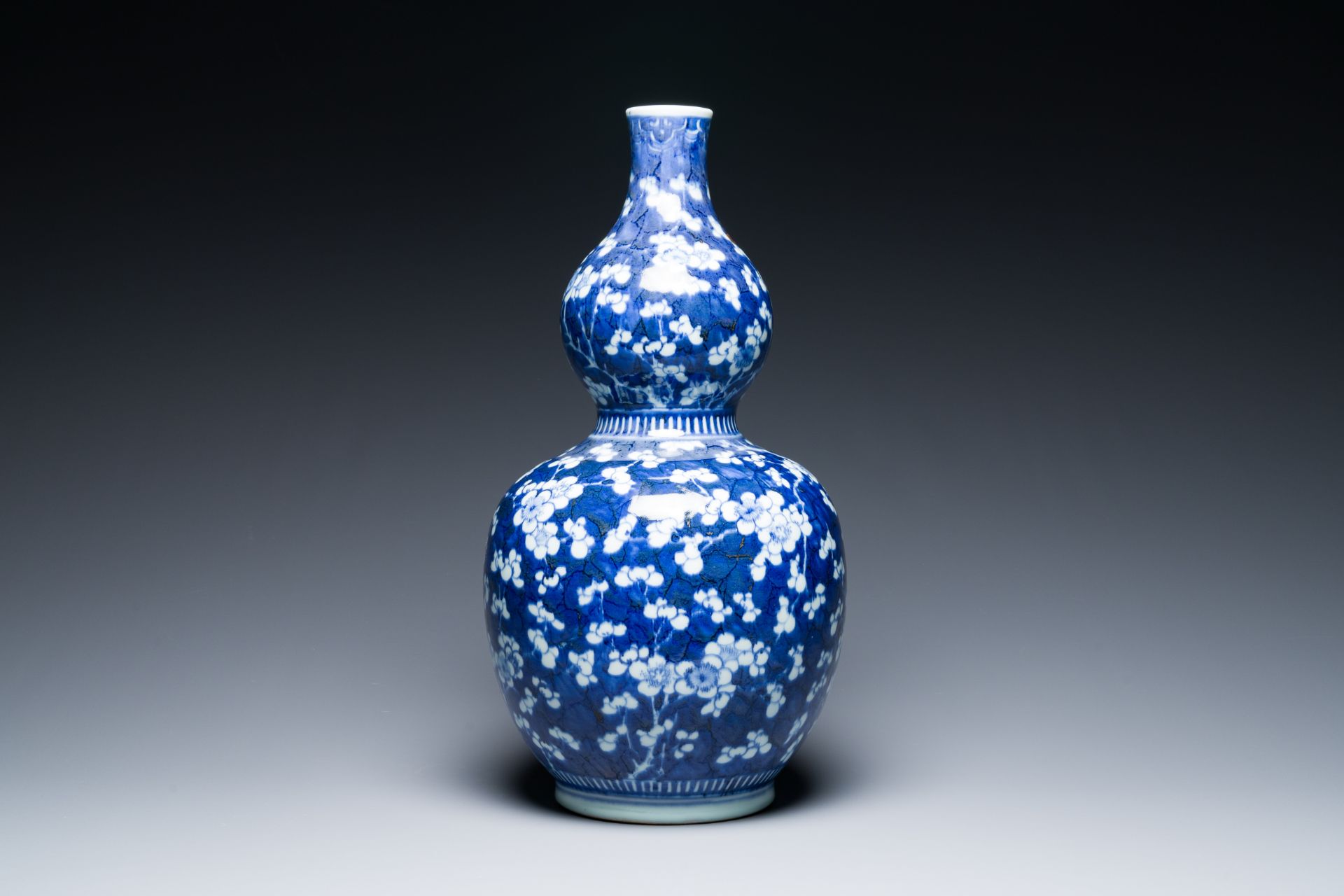 A Chinese blue and white double gourd 'prunus on cracked ice' vase, 18th C. - Bild 2 aus 6