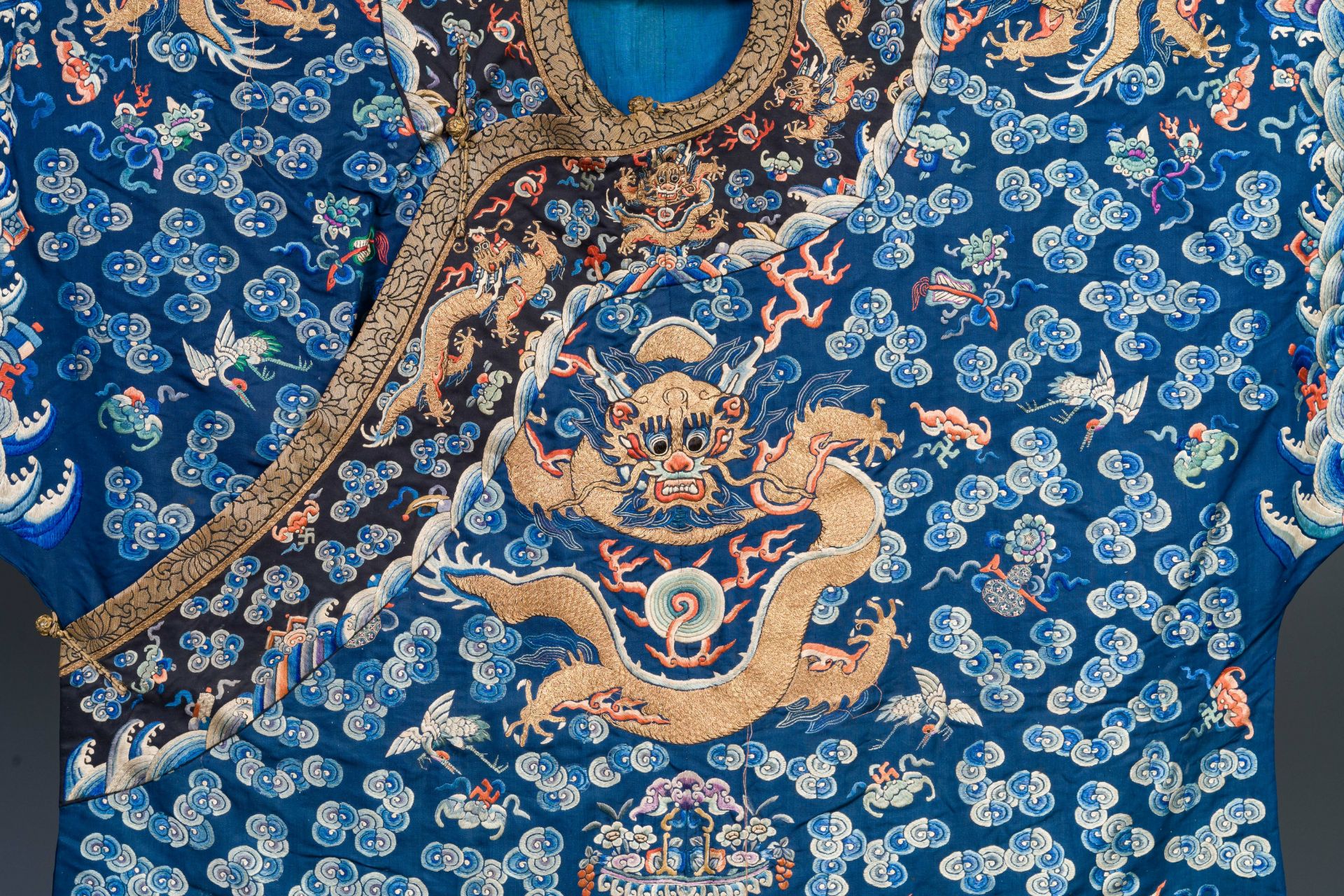 A Chinese gold thread embroidered blue-ground silk 'dragon' robe, 19th C. - Bild 3 aus 7