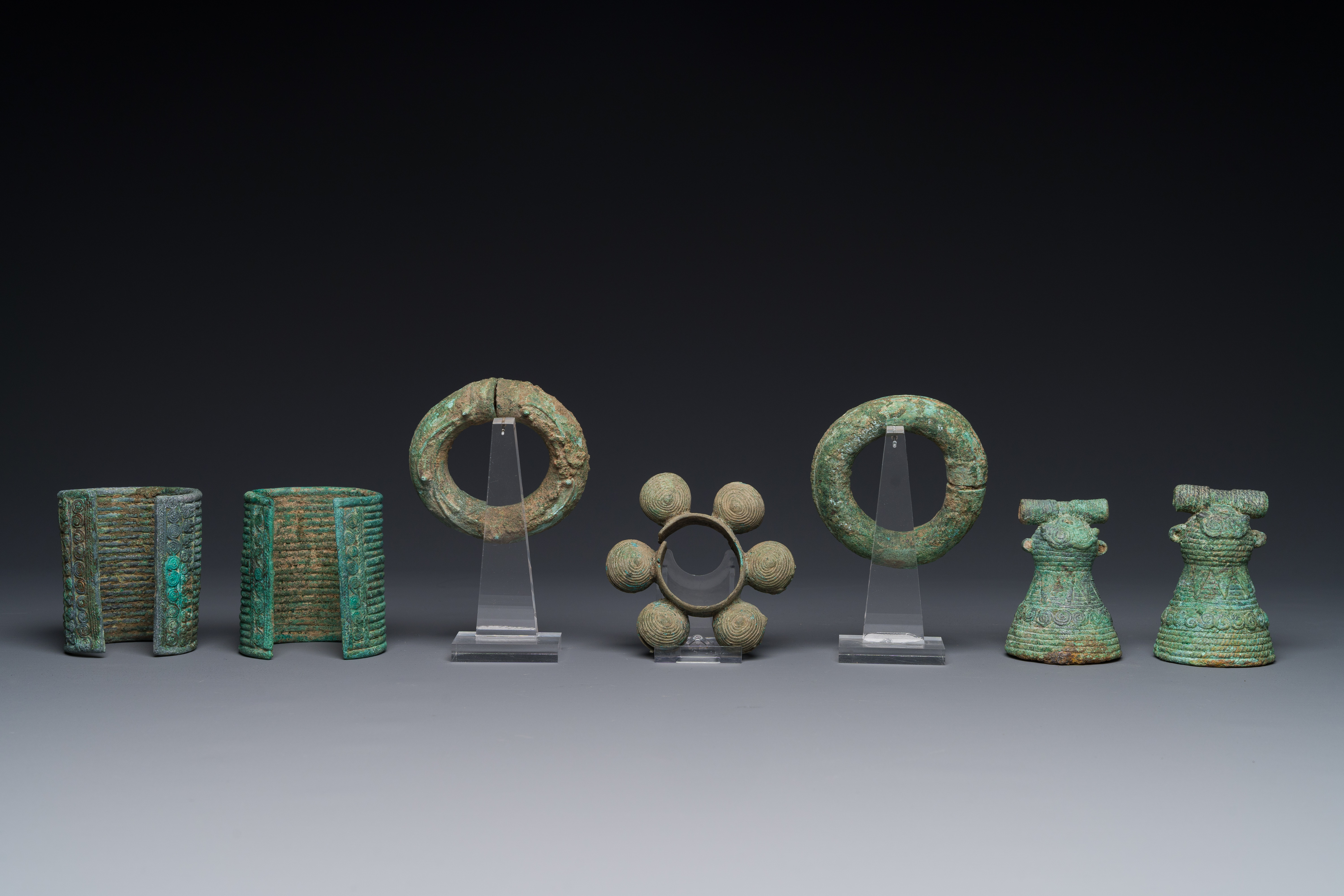 A collection of bronze bracelets and animal bells, Vietnam and Cambodia, 4th/1st C. B.C - Image 5 of 18