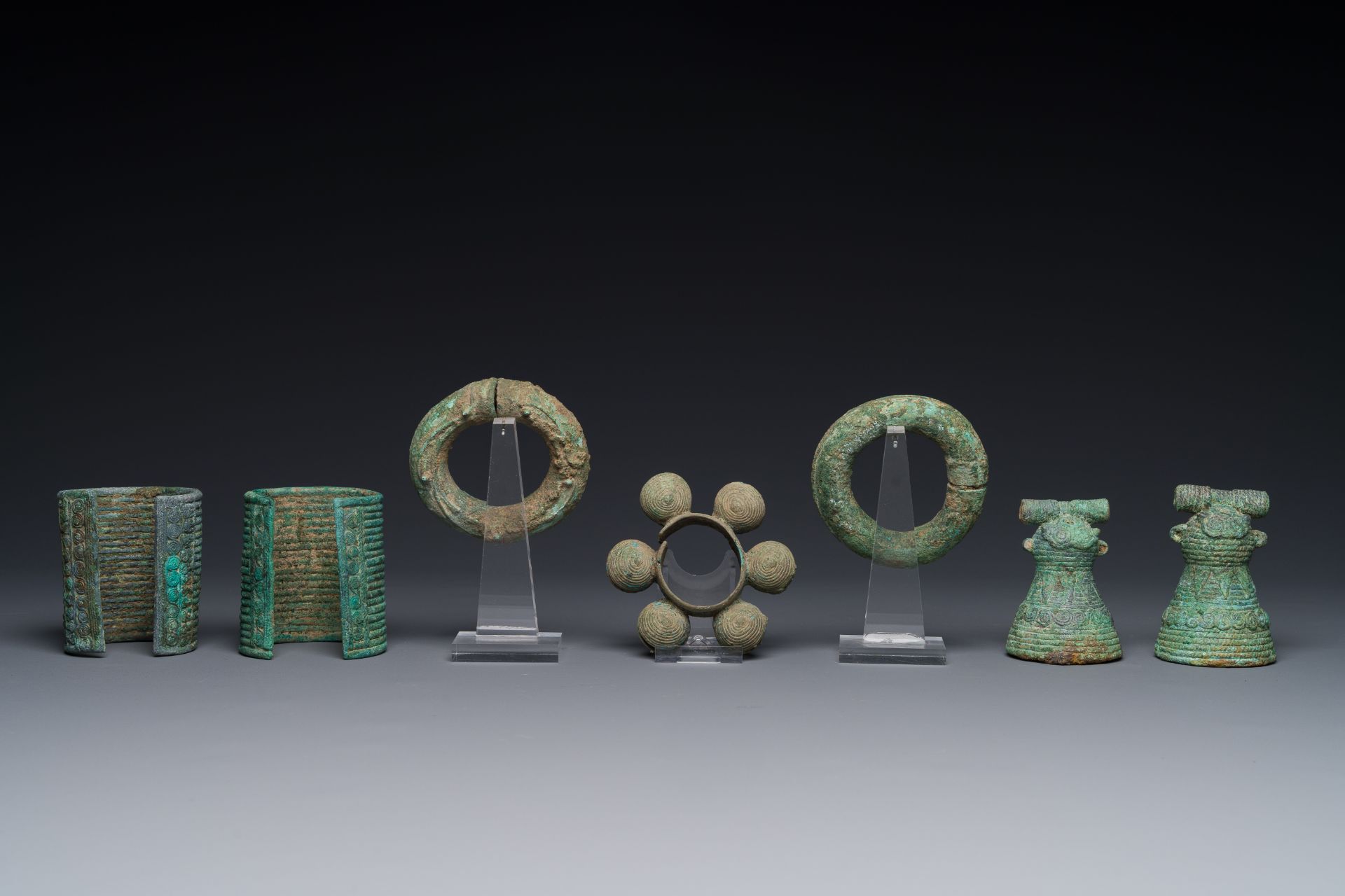 A collection of bronze bracelets and animal bells, Vietnam and Cambodia, 4th/1st C. B.C - Bild 5 aus 18