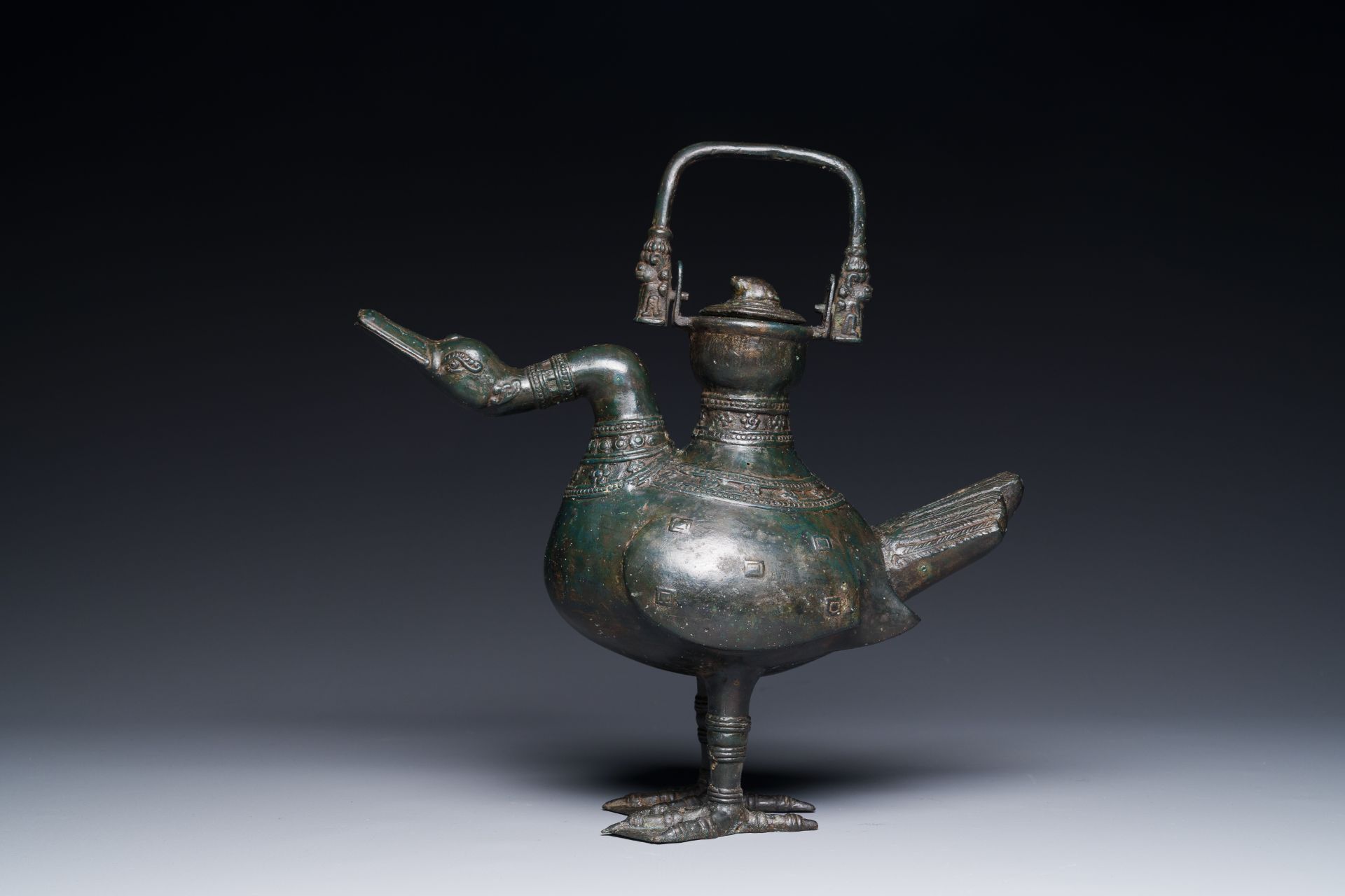 A Chinese archaistic bronze wine vessel in the form of a goose, Song - Bild 6 aus 21