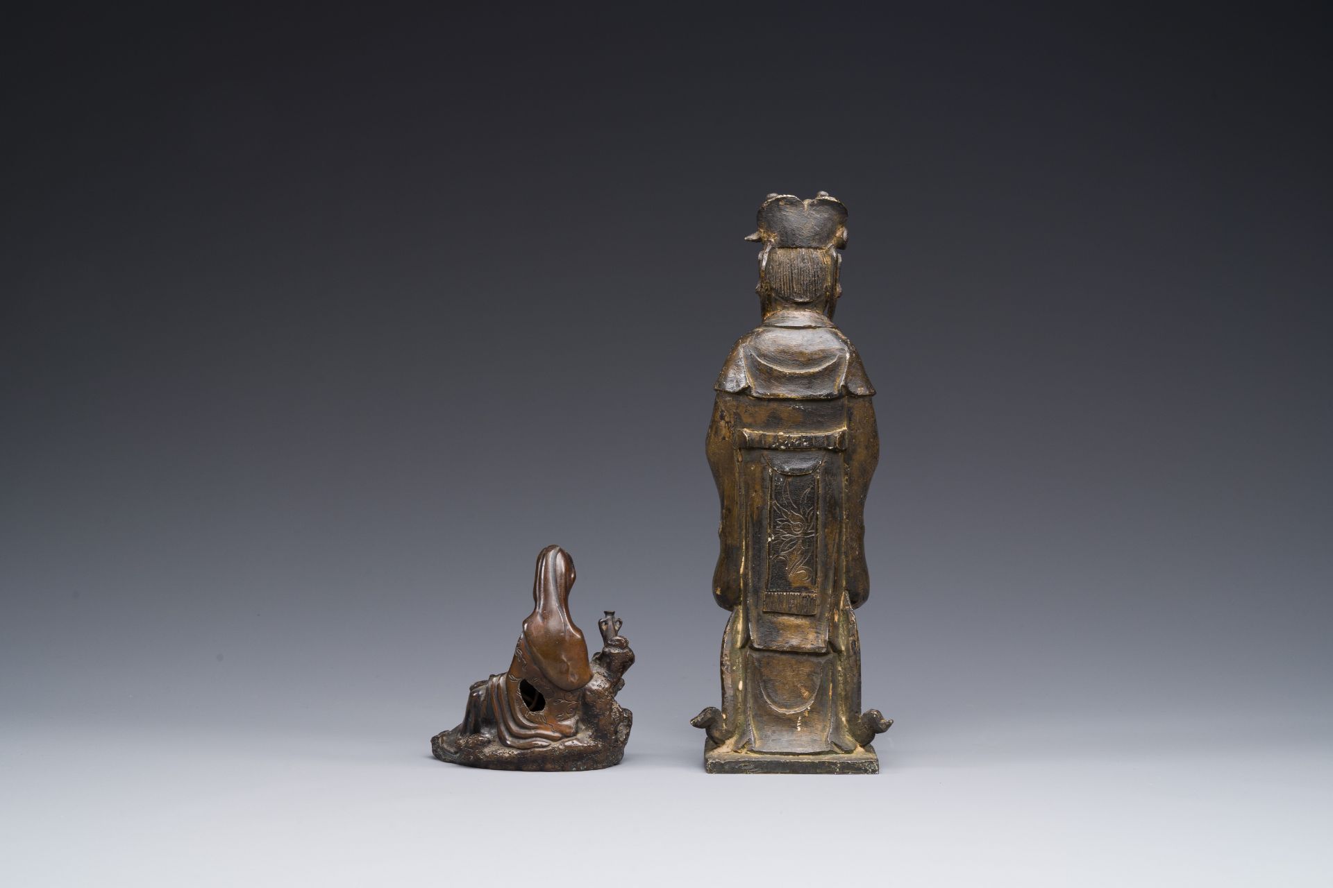 Two Chinese bronze figures of Wenchang and Guanyin, Ming - Bild 3 aus 4