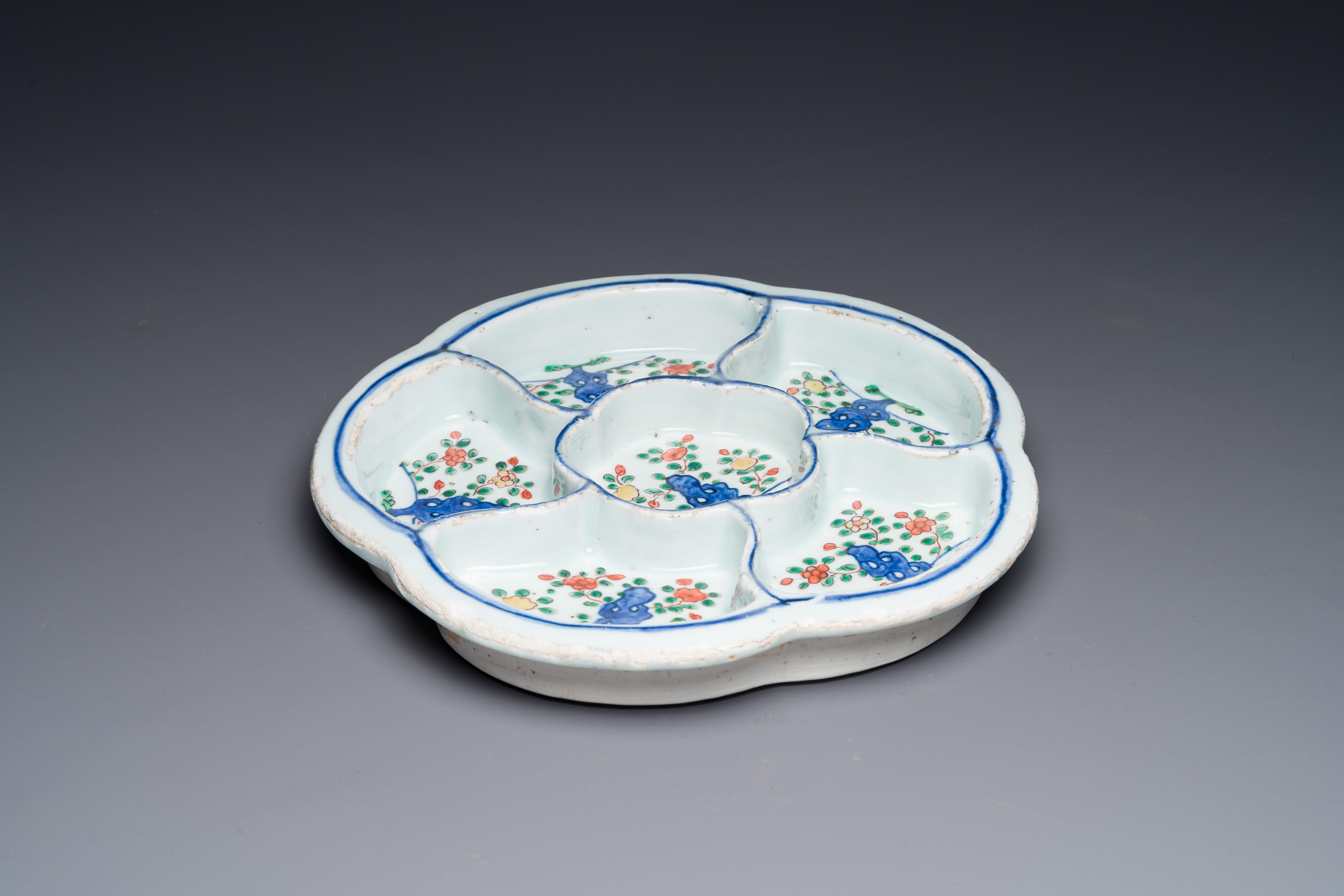 A Chinese wucai sweetmeat dish with floral design, Wanli - Image 2 of 3