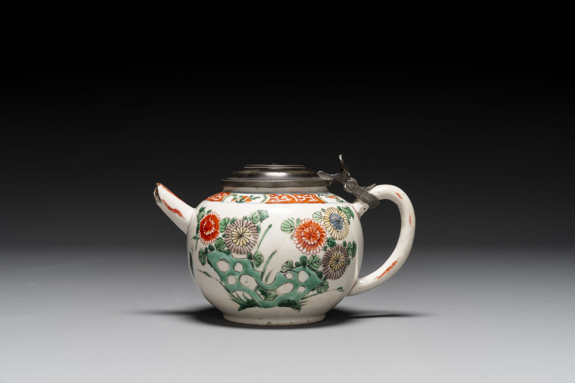 Three Chinese famille verte plates and a teapot, Kangxi - Bild 4 aus 7