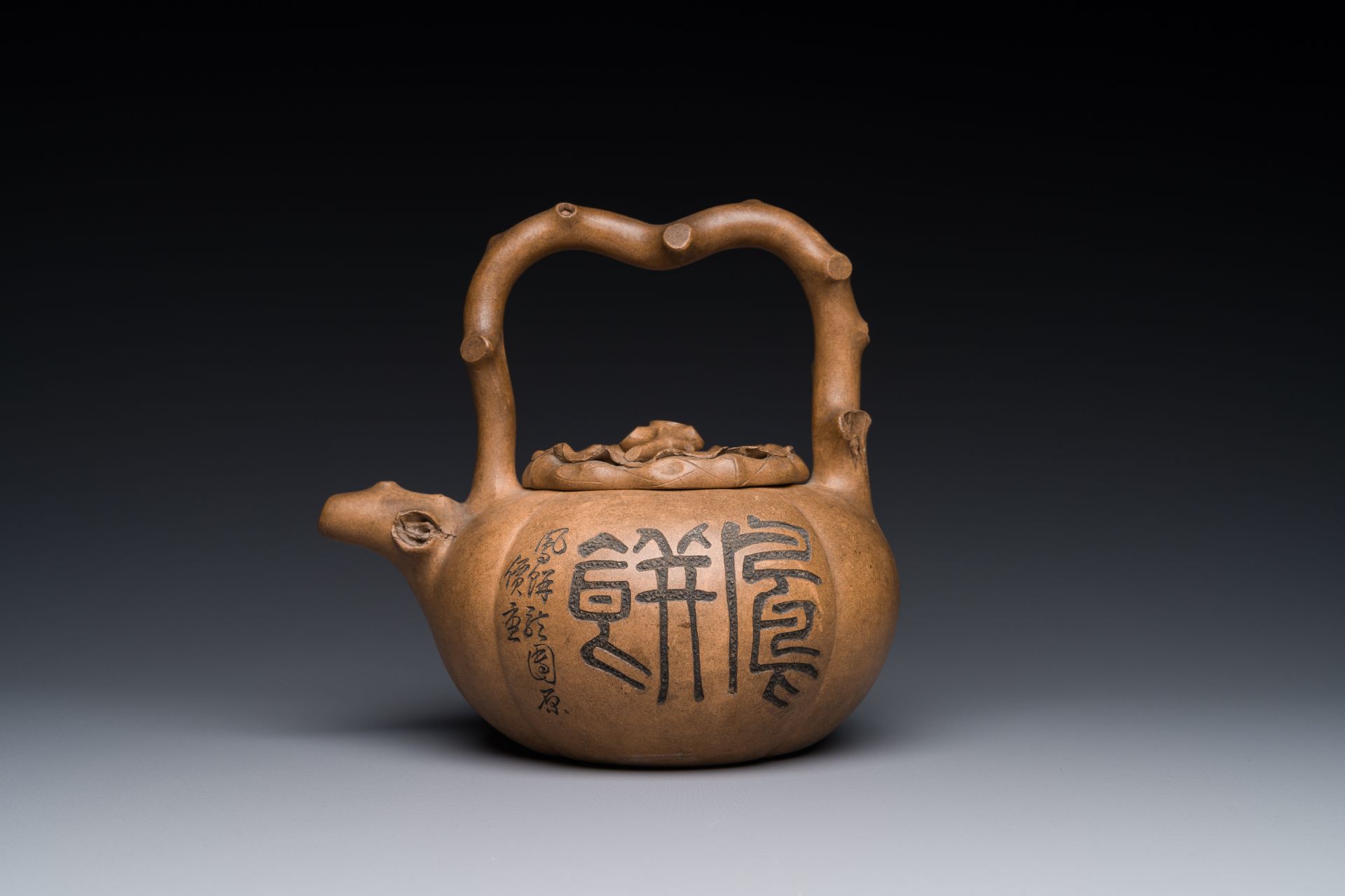A Chinese inscribed Yixing stoneware teapot and cover, Shuan Sheng æ “ç”Ÿ mark, Republic - Bild 2 aus 4