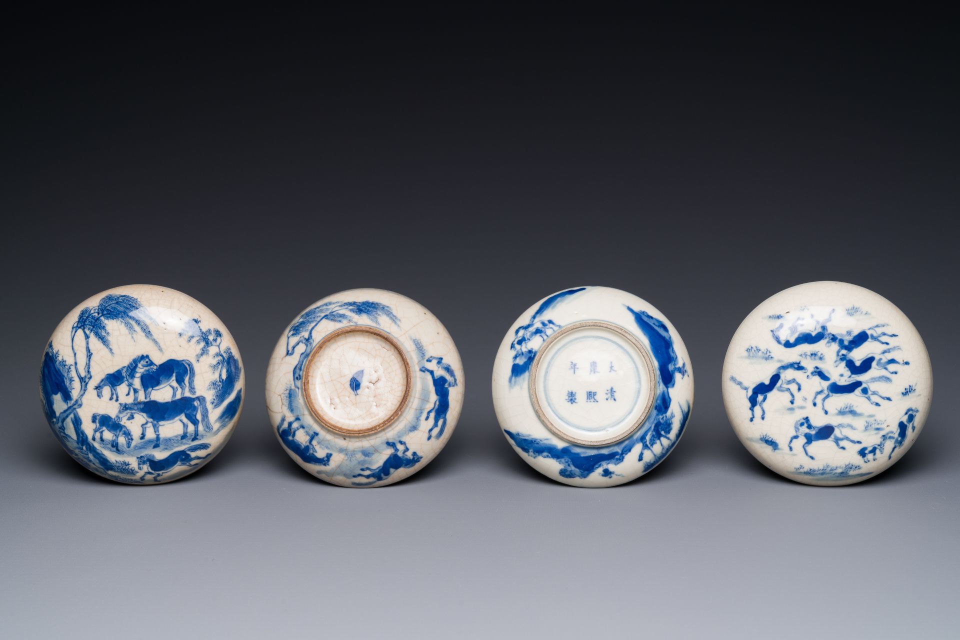 Two Chinese blue and white seal paste boxes and covers, Kangxi and artemisia leaf mark, 19th C. - Bild 2 aus 4