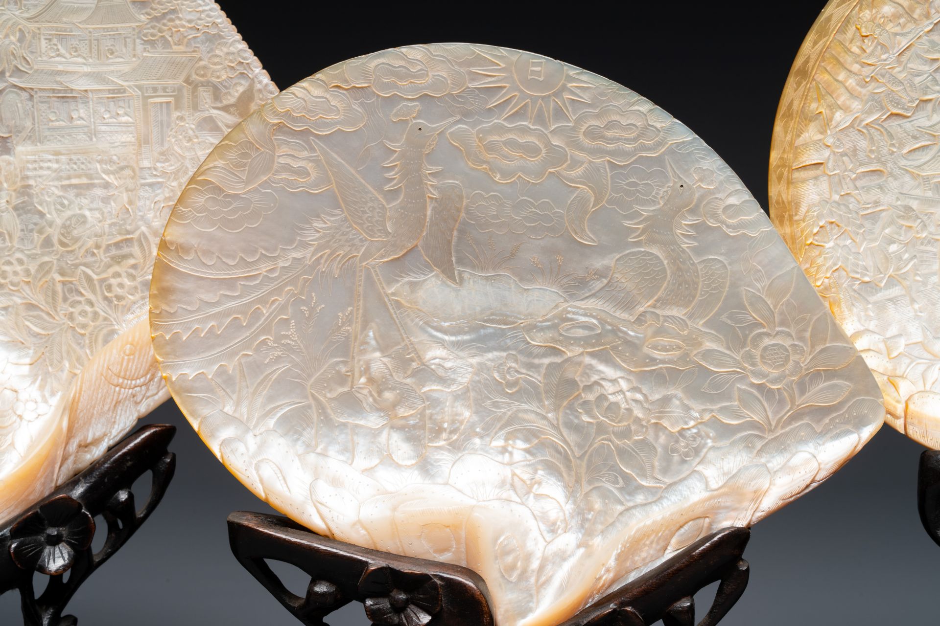 Five Chinese carved mother-of-pearl shells on wooden stands, Canton, 19th C. - Bild 2 aus 7