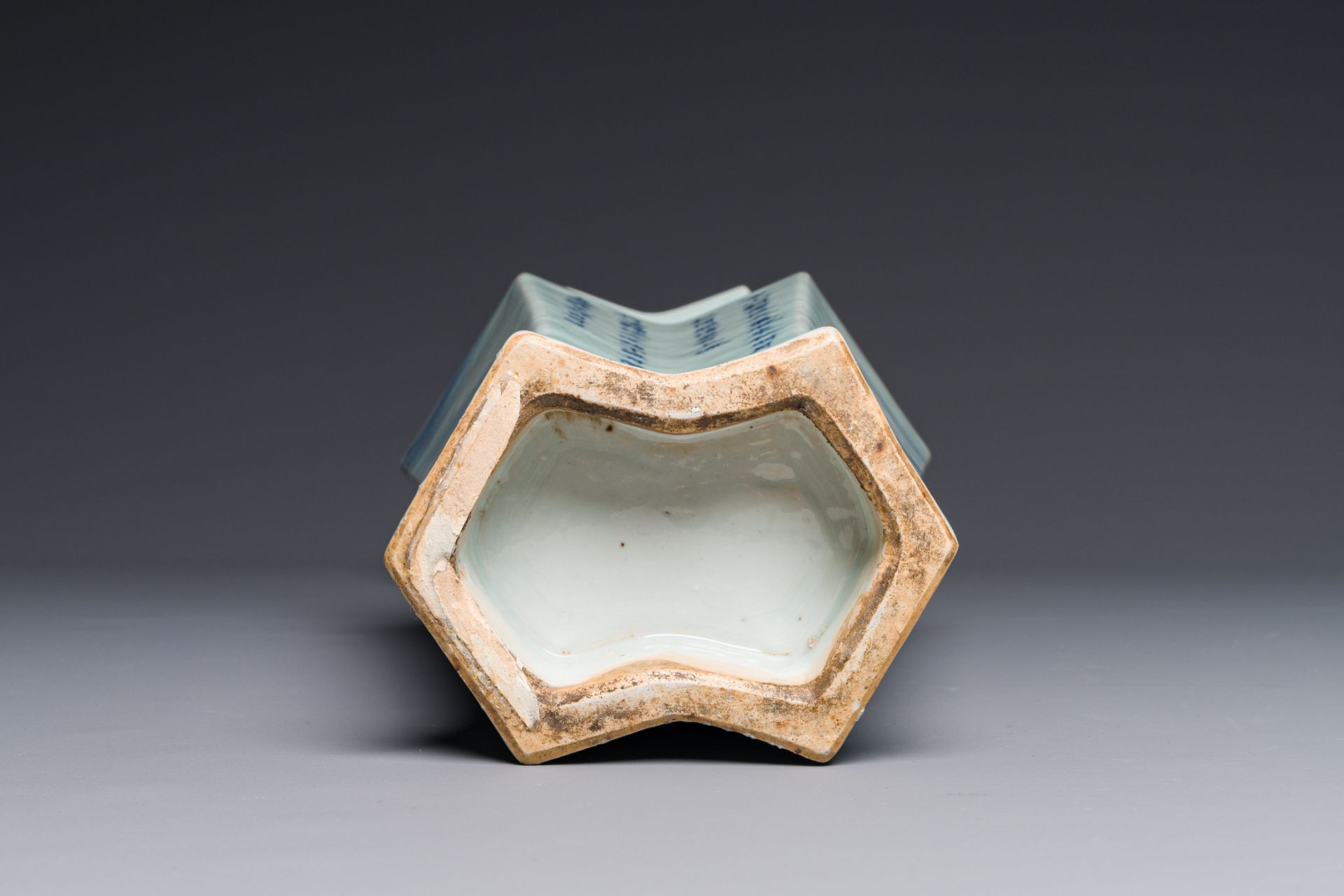 A Chinese blue and white double lozenge-shaped vase with a mountainous river landscape, 19th C. - Bild 3 aus 3