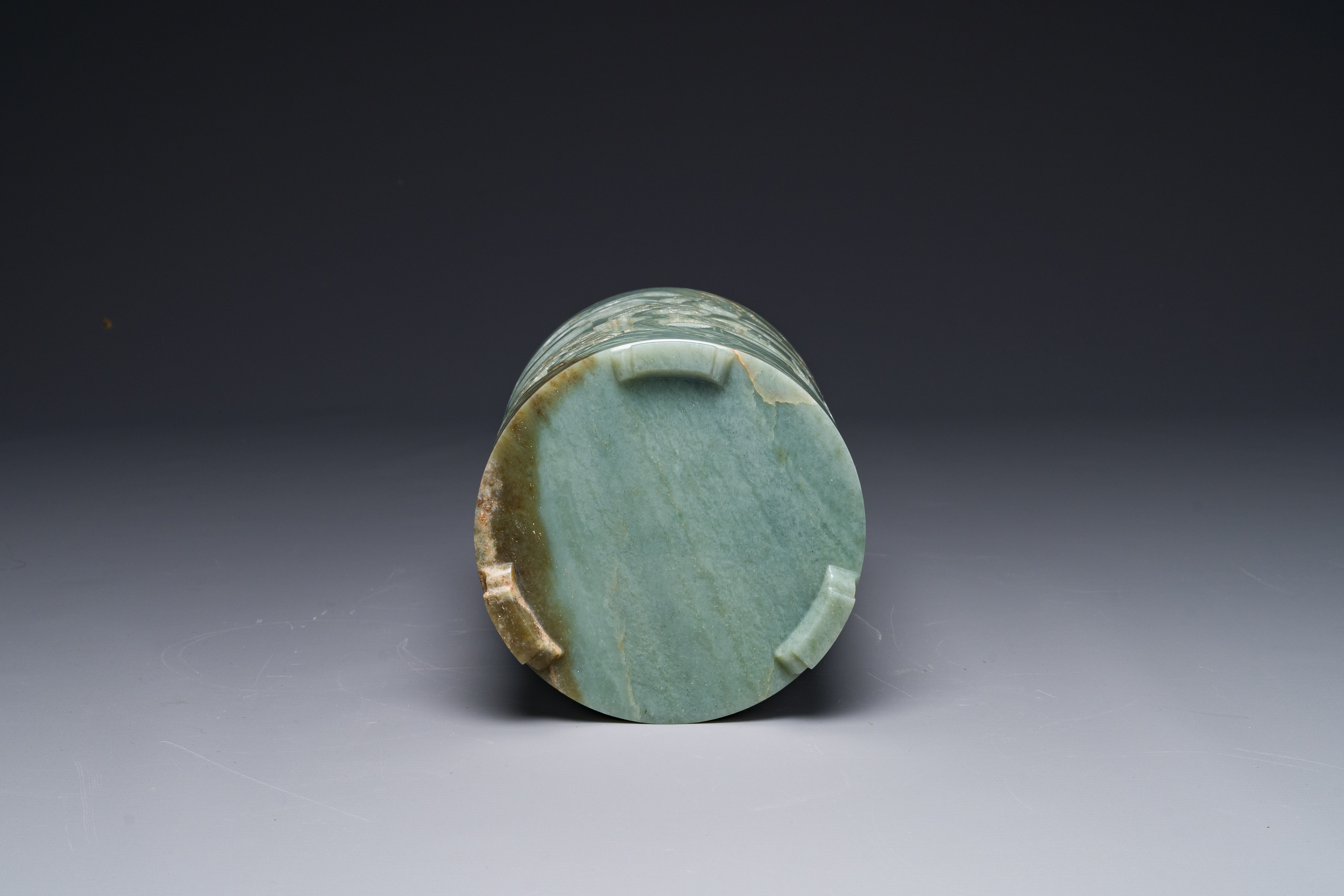 A Chinese spinach jade brush pot with relief design, 18th C. - Image 7 of 7