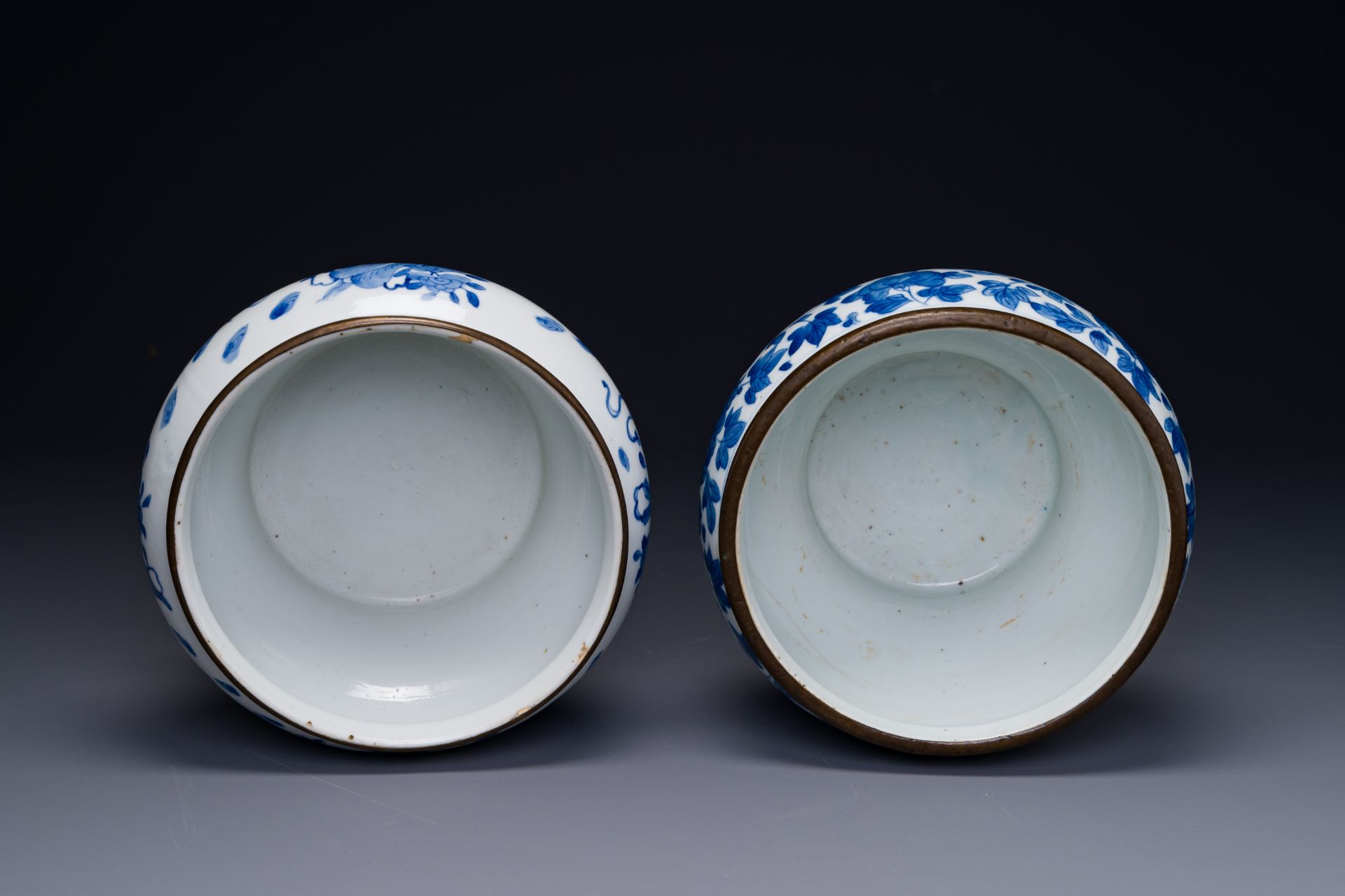 Two Chinese blue and white 'Bleu de Hue' jars for the Vietnamese market, 19th C. - Bild 3 aus 4