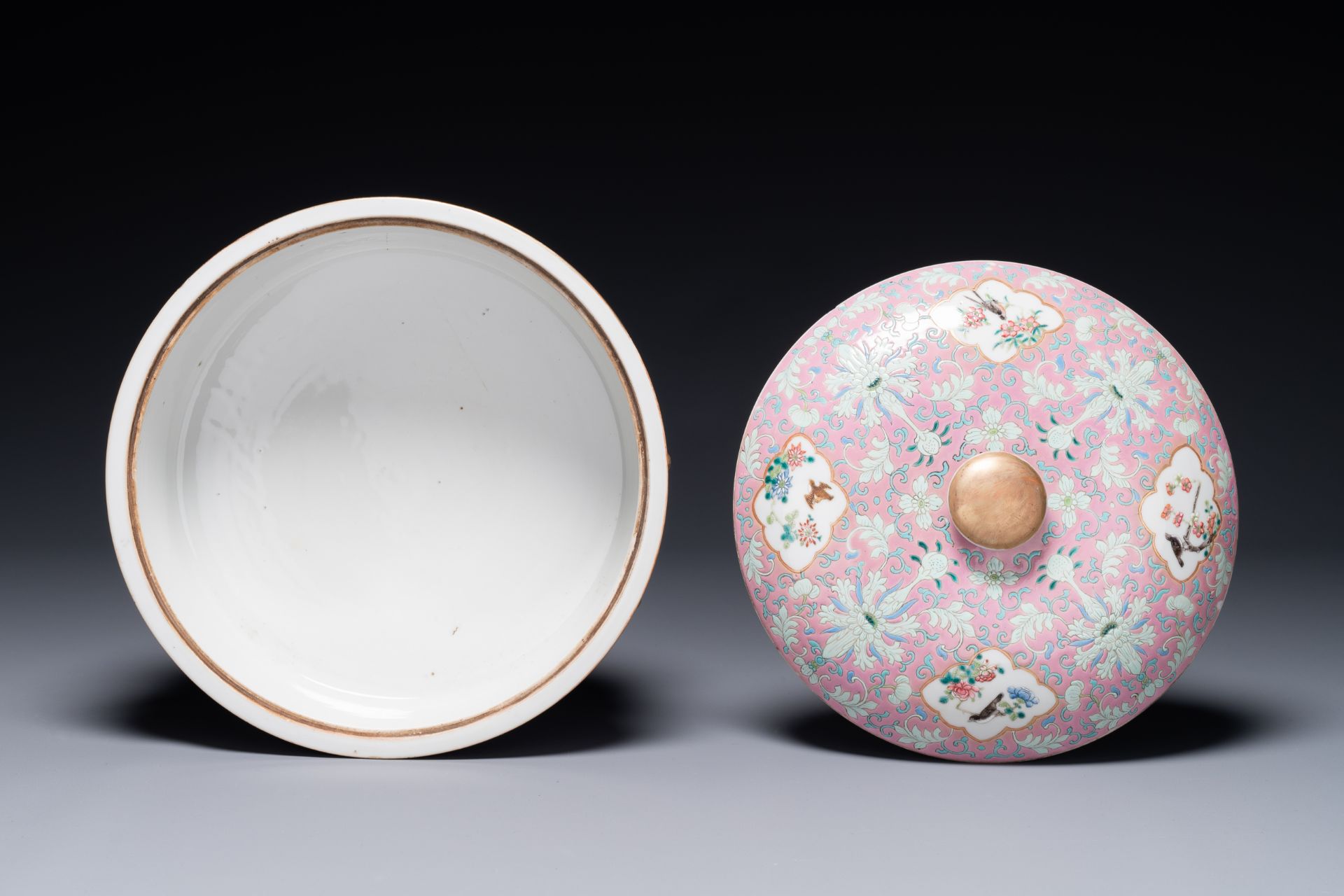 A Chinese iron-red-decorated covered bowl and a famille rose covered bowl, 19th C. - Image 4 of 5