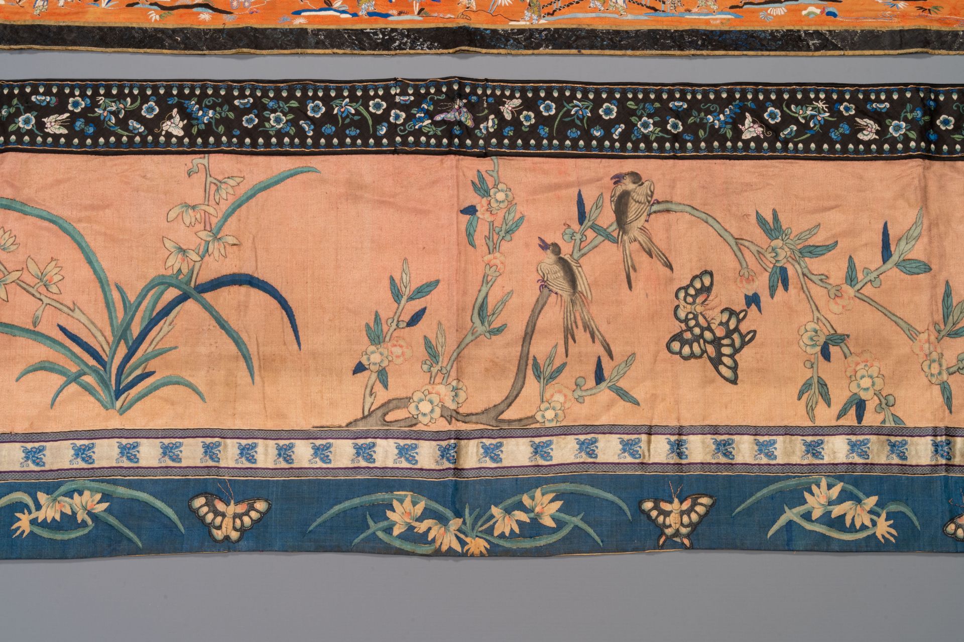 Two Chinese embroidered silk cloths with 'hundred boys' and 'birds and flowers' design, 19th C. - Bild 2 aus 3