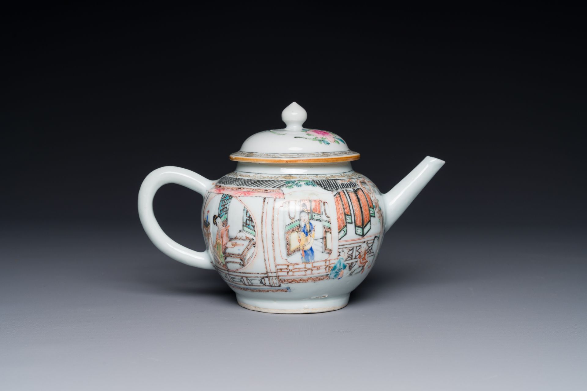 A Chinese famille rose teapot with court ladies and children, Yongzheng - Bild 5 aus 8