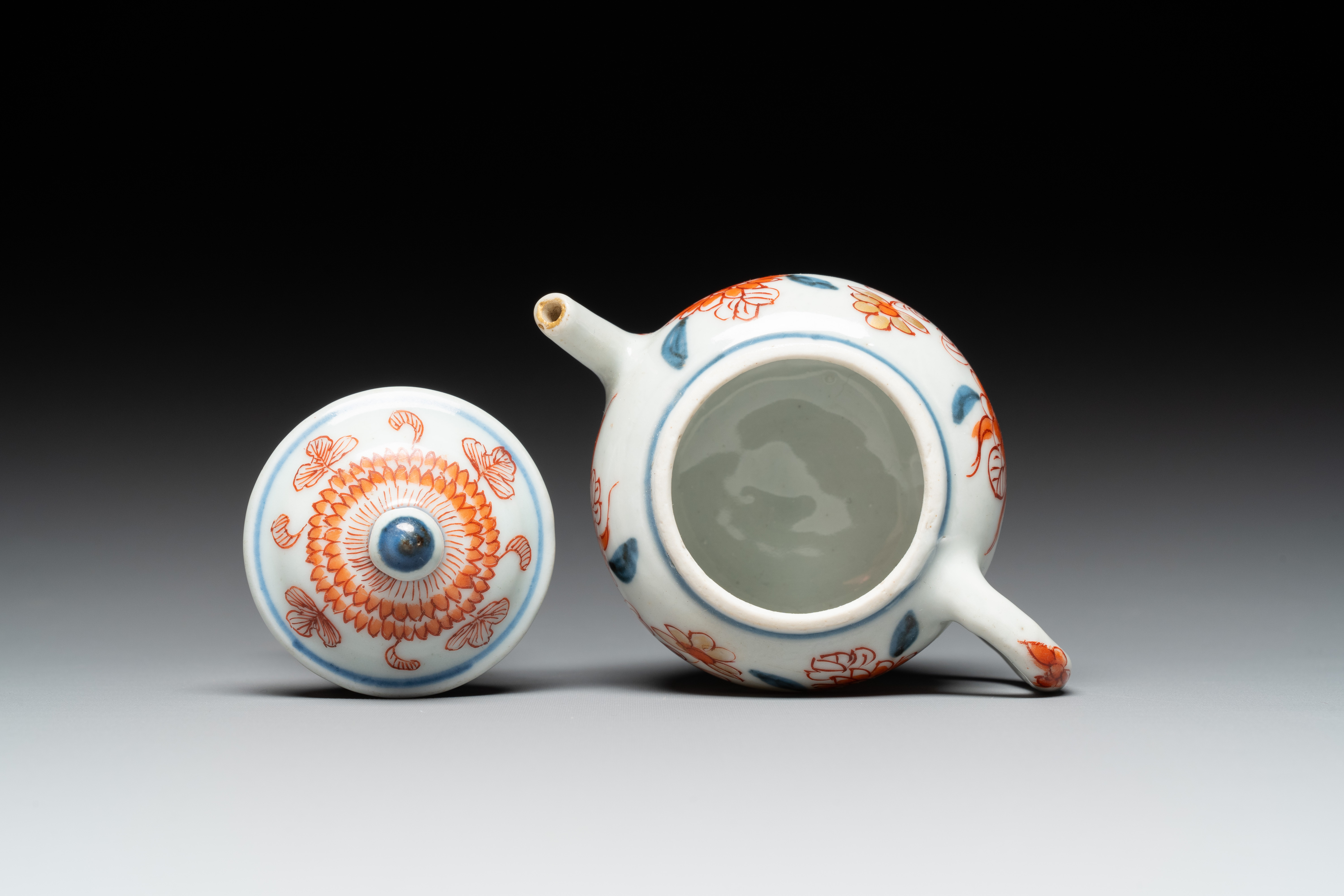 A Chinese miniature Imari-style teapot, Kangxi - Image 6 of 7