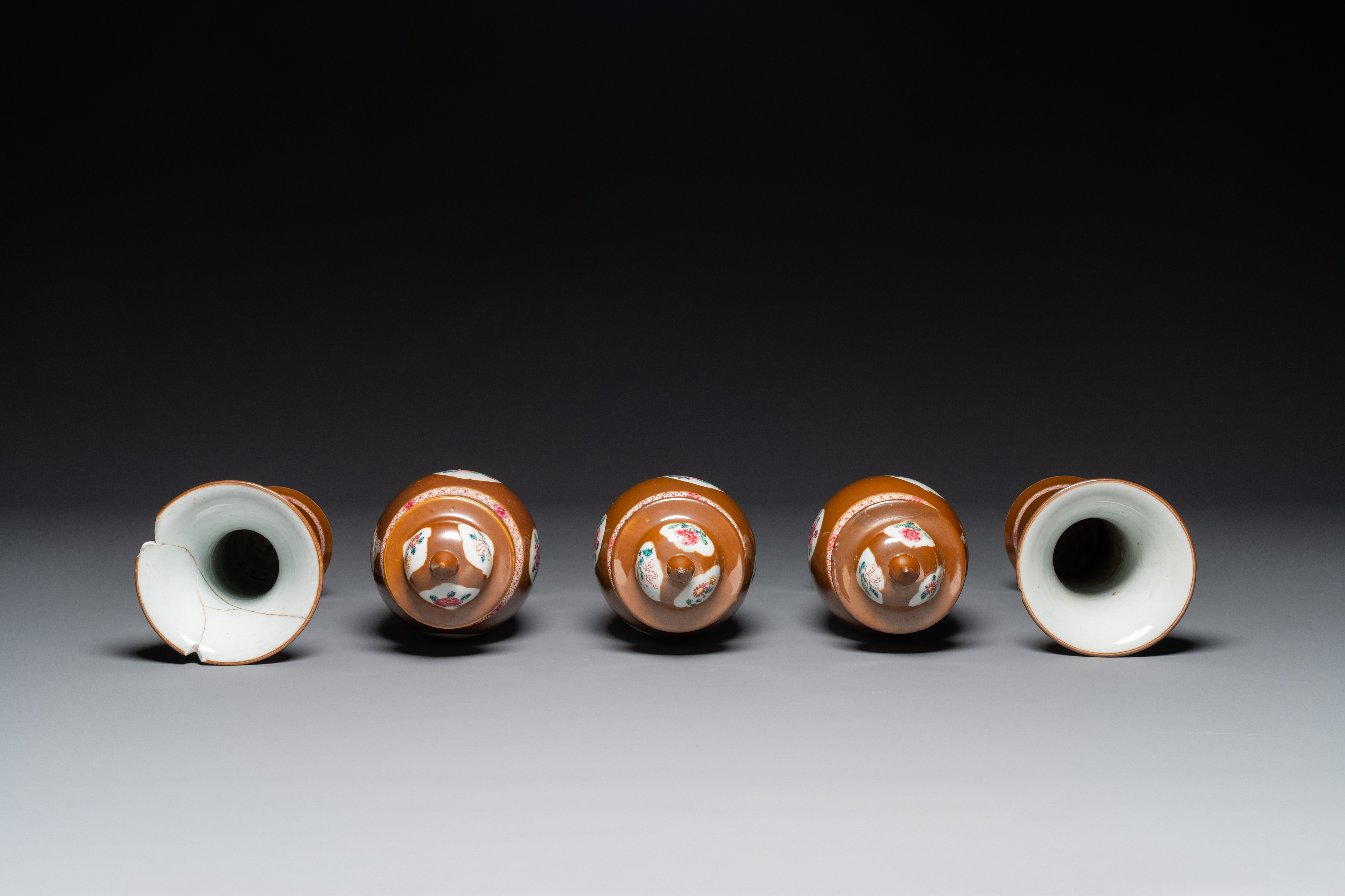 A Chinese capucin-brown-ground famille rose garniture of five vases with floral design, Yongzheng/Qi - Image 4 of 5