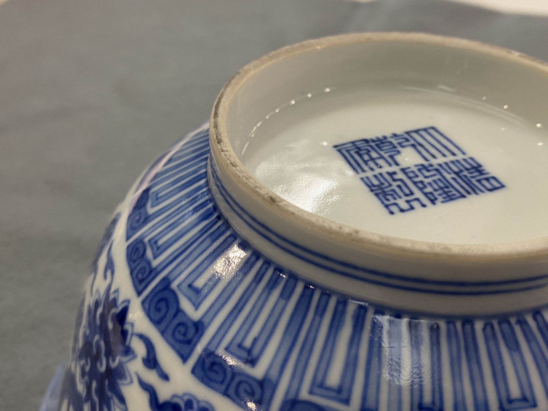 A pair of Chinese blue and white 'wan shou wu jiang' bowls, Qianlong mark and of the period - Bild 32 aus 40