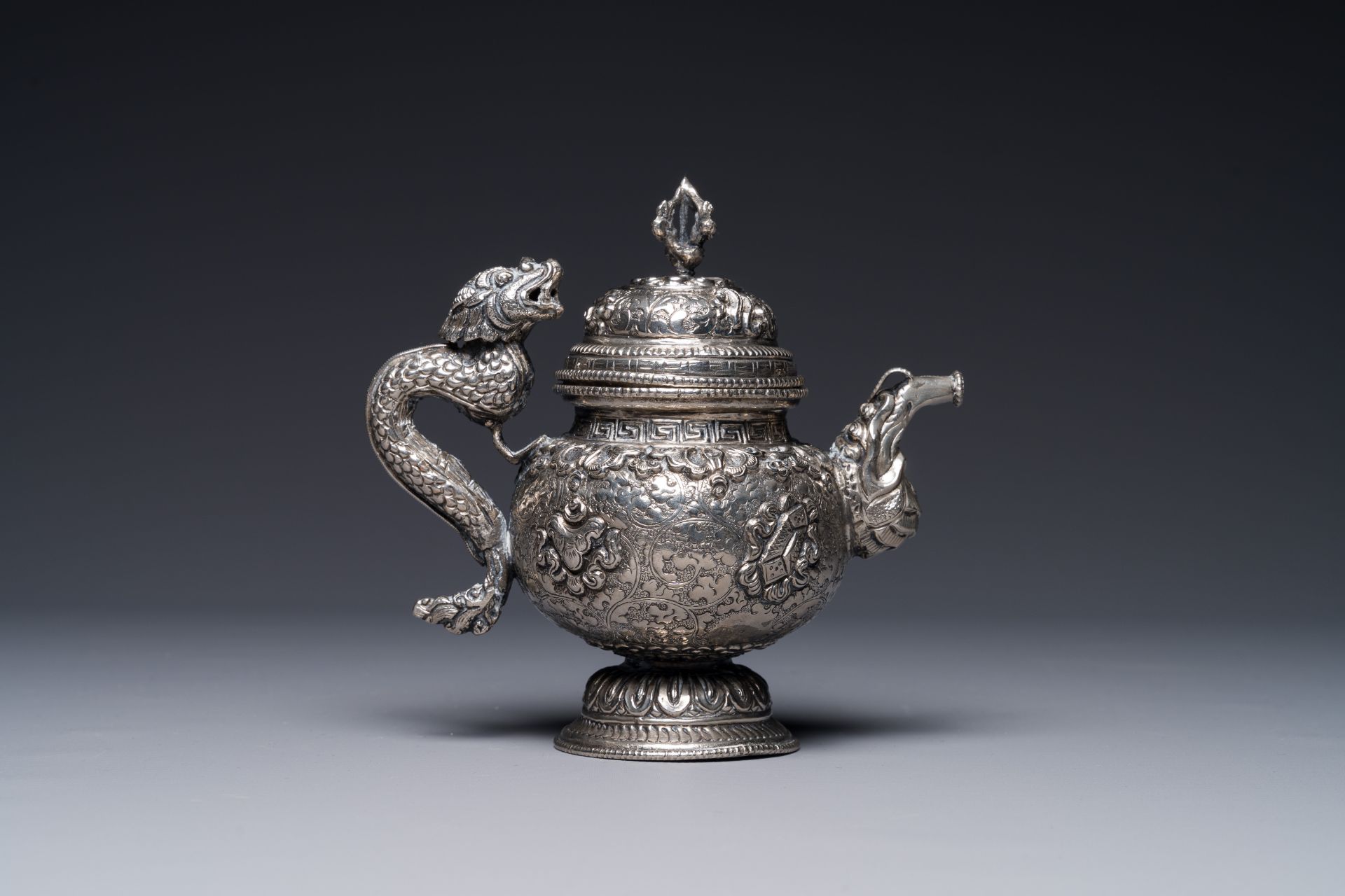 A fine Tibetan silver plated 'bajixiang' teapot, 19th C. - Bild 3 aus 4