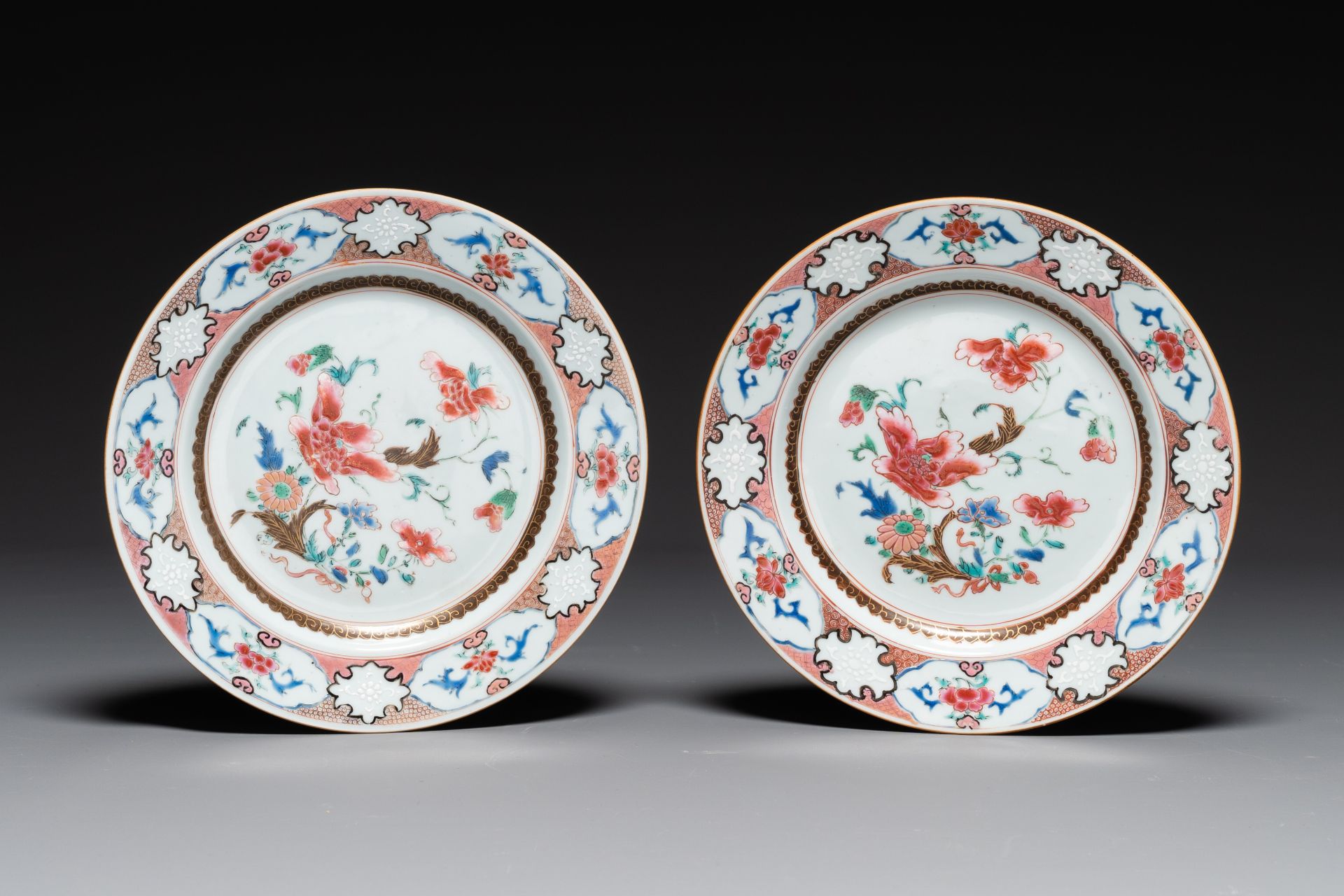 Five Chinese famille rose plates with floral decor, Yongzheng/Qianlong - Image 4 of 5