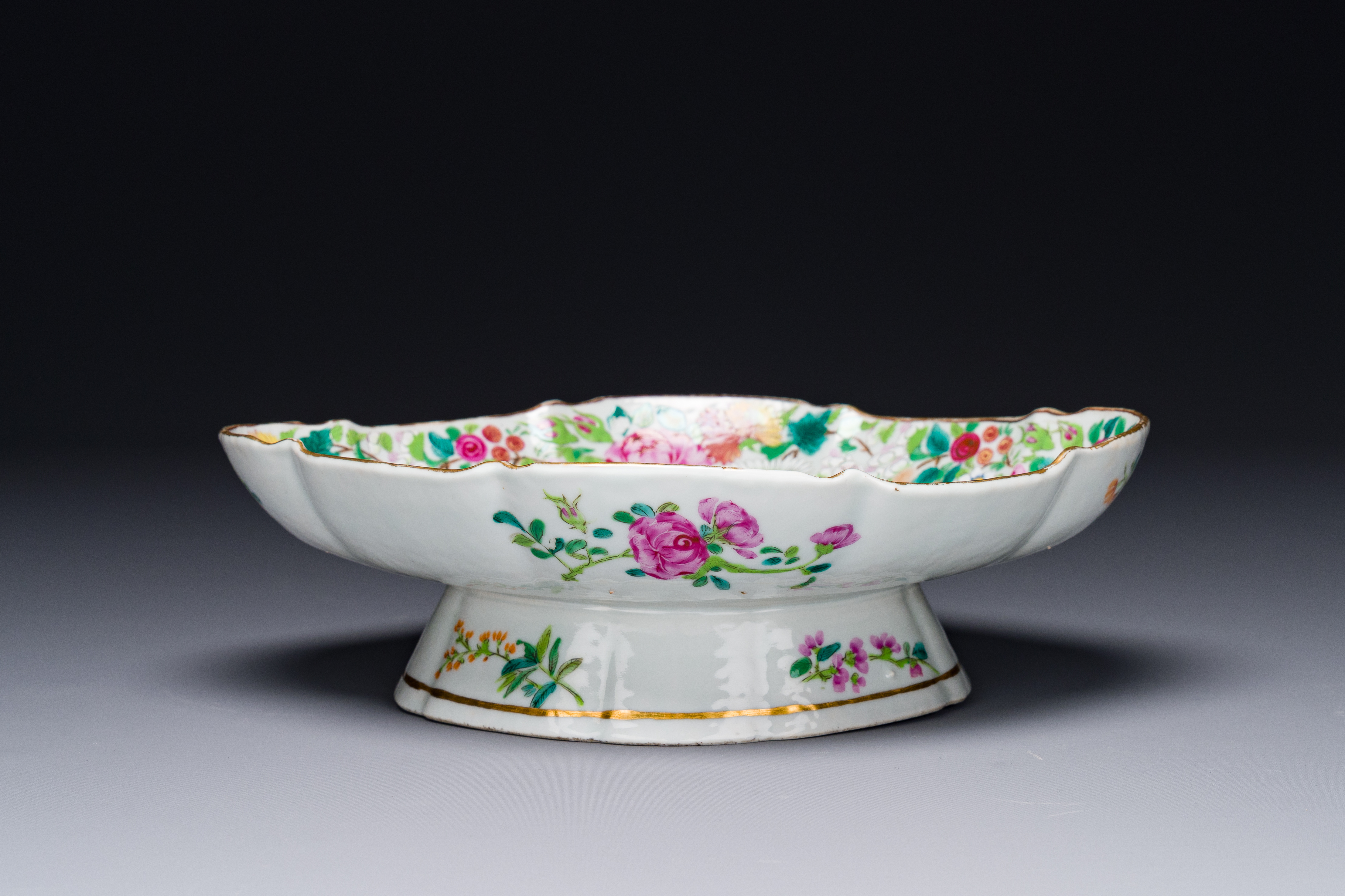 A Chinese Canton famille rose 'phoenix' tazza, 19th C. - Image 3 of 4
