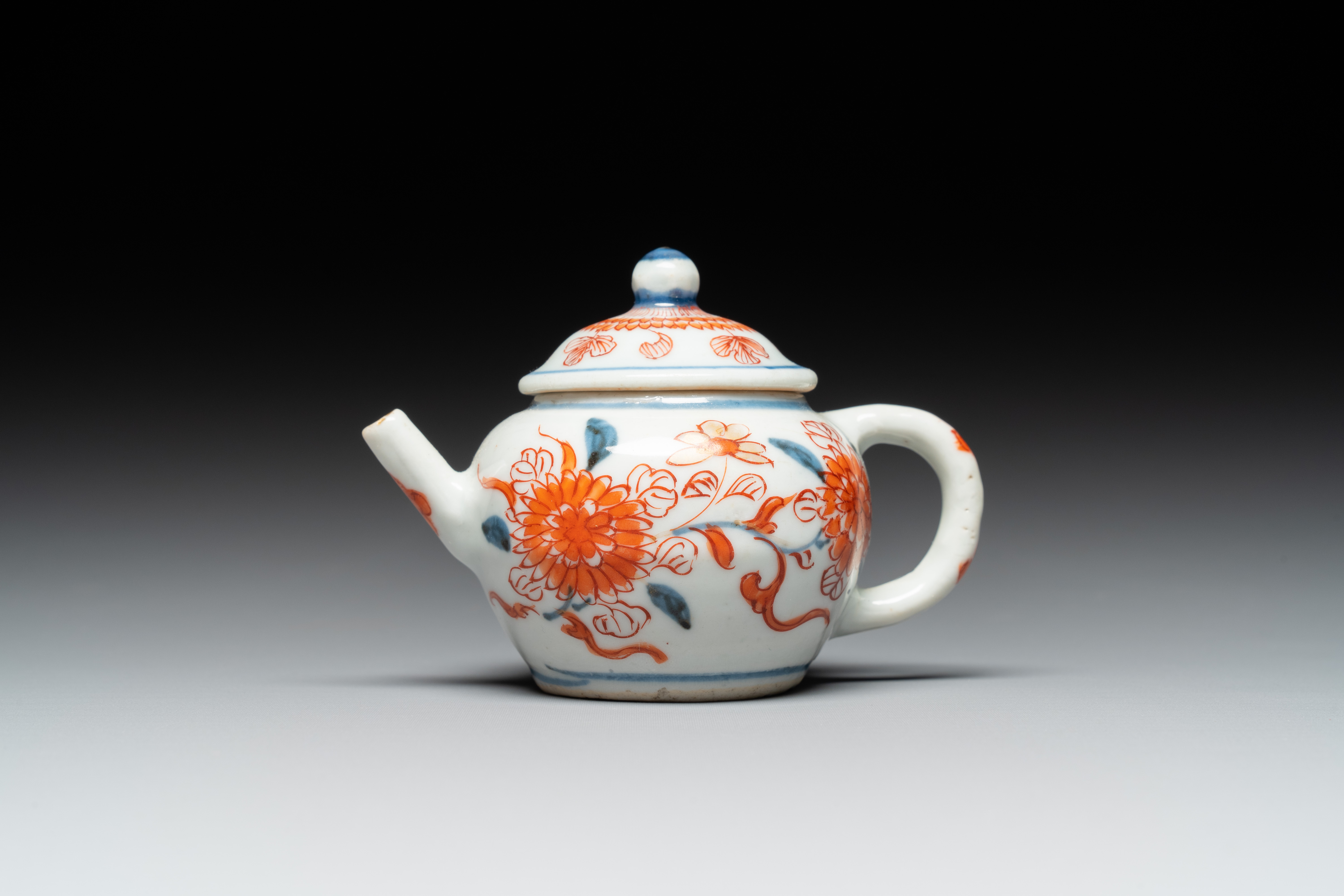 A Chinese miniature Imari-style teapot, Kangxi - Image 2 of 7