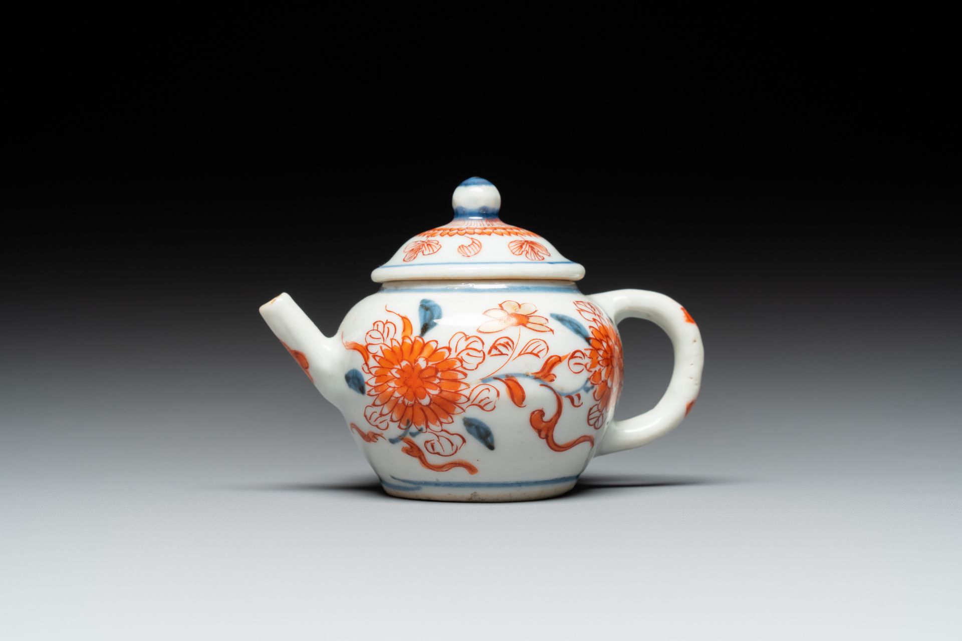 A Chinese miniature Imari-style teapot, Kangxi - Bild 2 aus 7