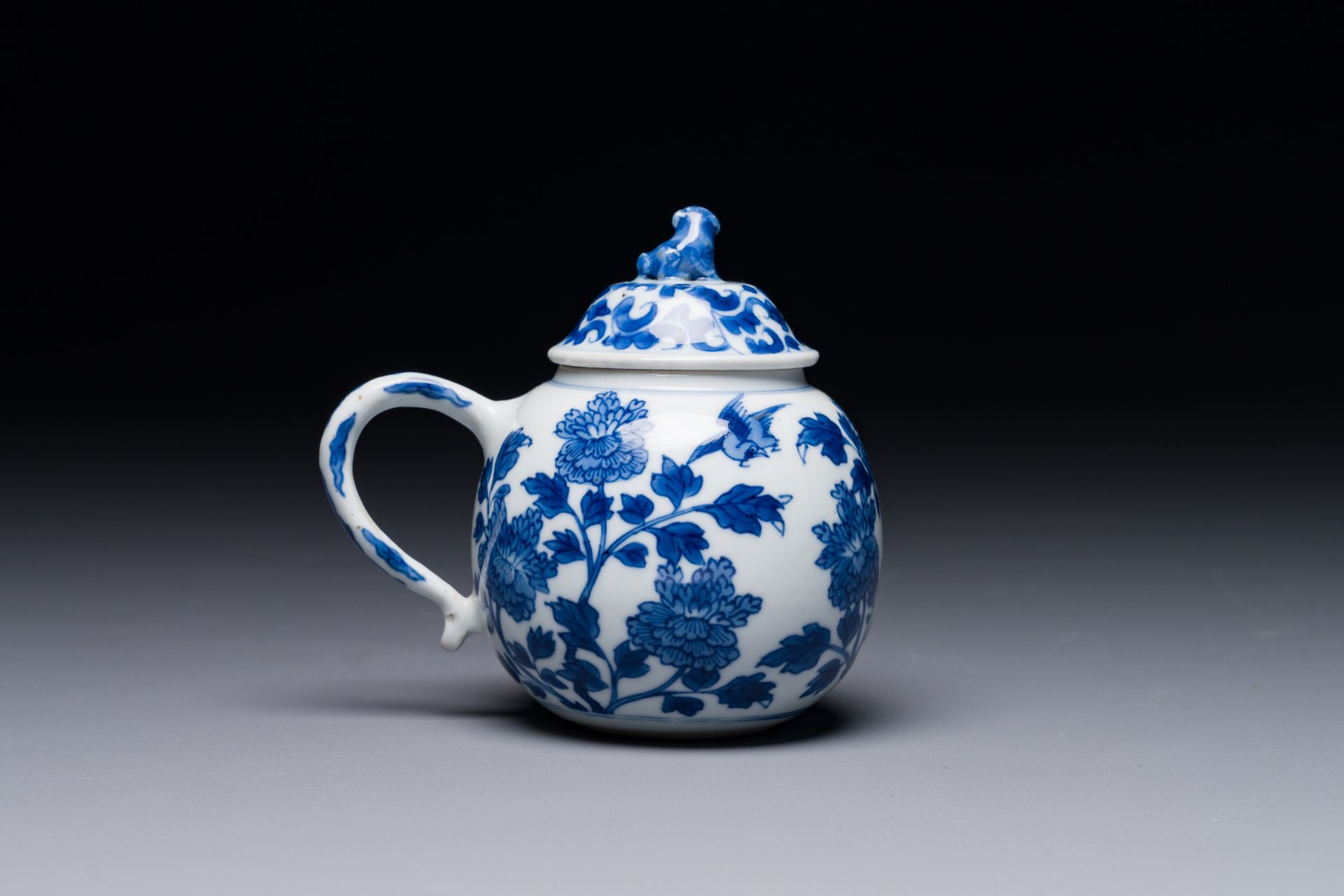 A Chinese blue and white mustard jar and cover with floral design, Kangxi - Bild 3 aus 5