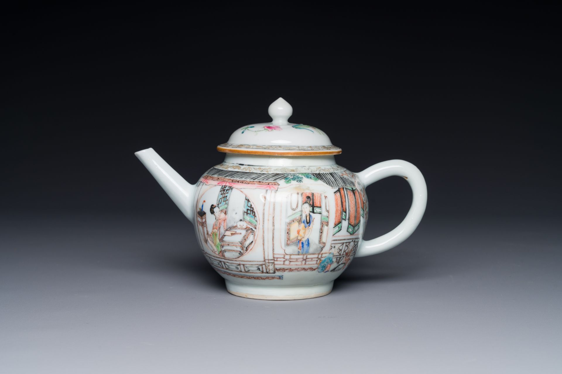 A Chinese famille rose teapot with court ladies and children, Yongzheng - Bild 3 aus 8