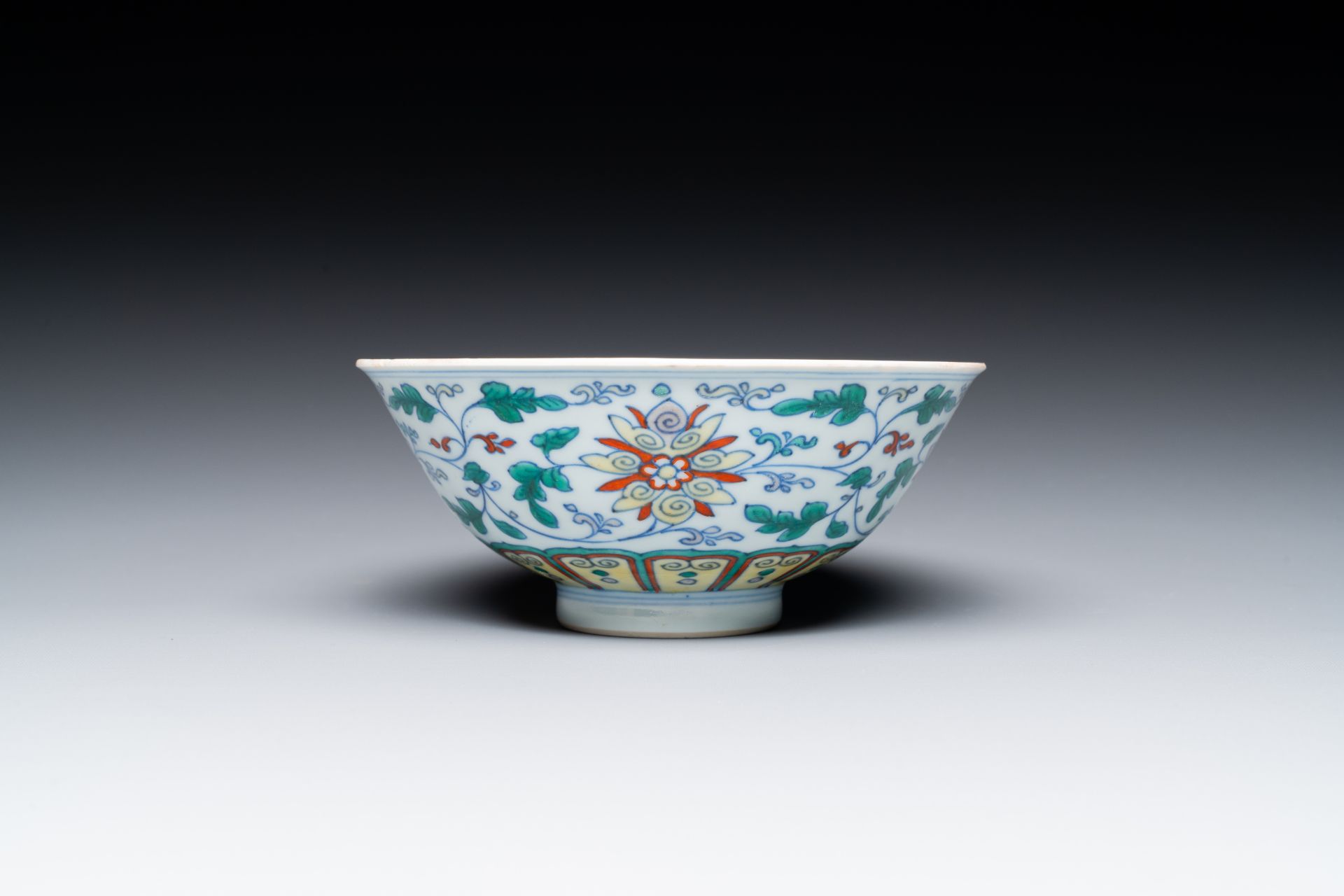 A Chinese doucai 'lotus scroll' bowl, Qianlong mark and of the period - Bild 4 aus 7